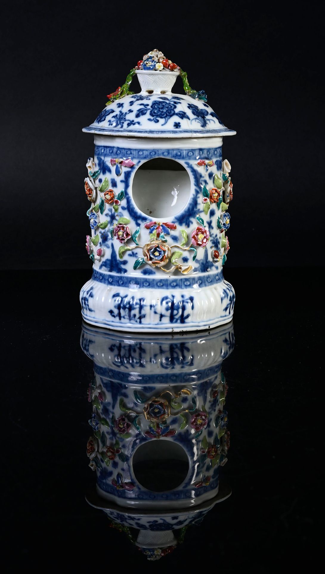 CHINE, Epoque Qianlong, XVIIIe siècle* 青花瓷表架，主体和盖子上有浮雕和多色珐琅的花纹装饰，底是戈登式。
高度：20厘米
&hellip;