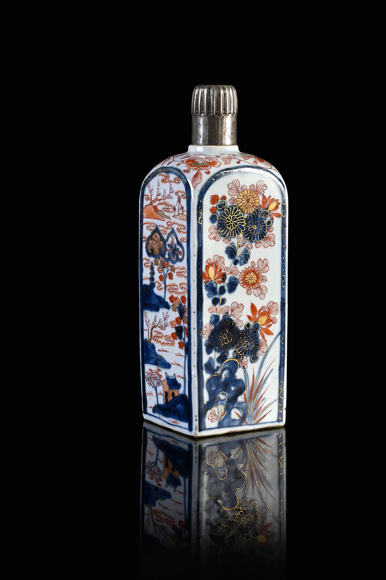 CHINE, XVIIIe siècle* 瓷瓶花瓶
侧面为方形，每面都有铁红、钴蓝和金色的伊万里湖景和花卉装饰。
铁红、钴蓝和金色的伊万里湖景和花朵的装饰。配&hellip;