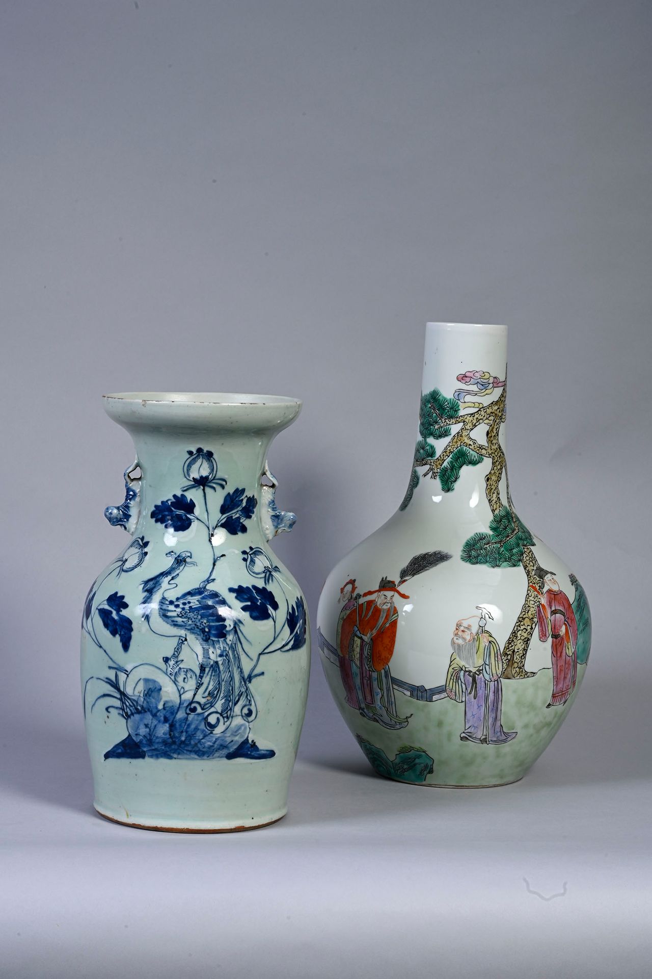 CHINE, fin XIXe et XXe siècle 一套两个瓷器花瓶
一个用钴蓝装饰青花瓷背景上的凤凰和树枝，另一个用多色珐琅装饰动画场景。
高度：33&hellip;