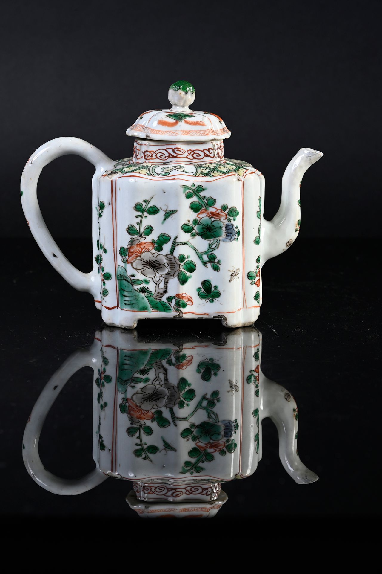 CHINE, Epoque Kangxi, XVIIIe siècle* 小瓷器茶壶
四角形，壶嘴为S形，壶把为对耳，用绿色系的珐琅彩装饰花朵。
高度：15厘米&hellip;