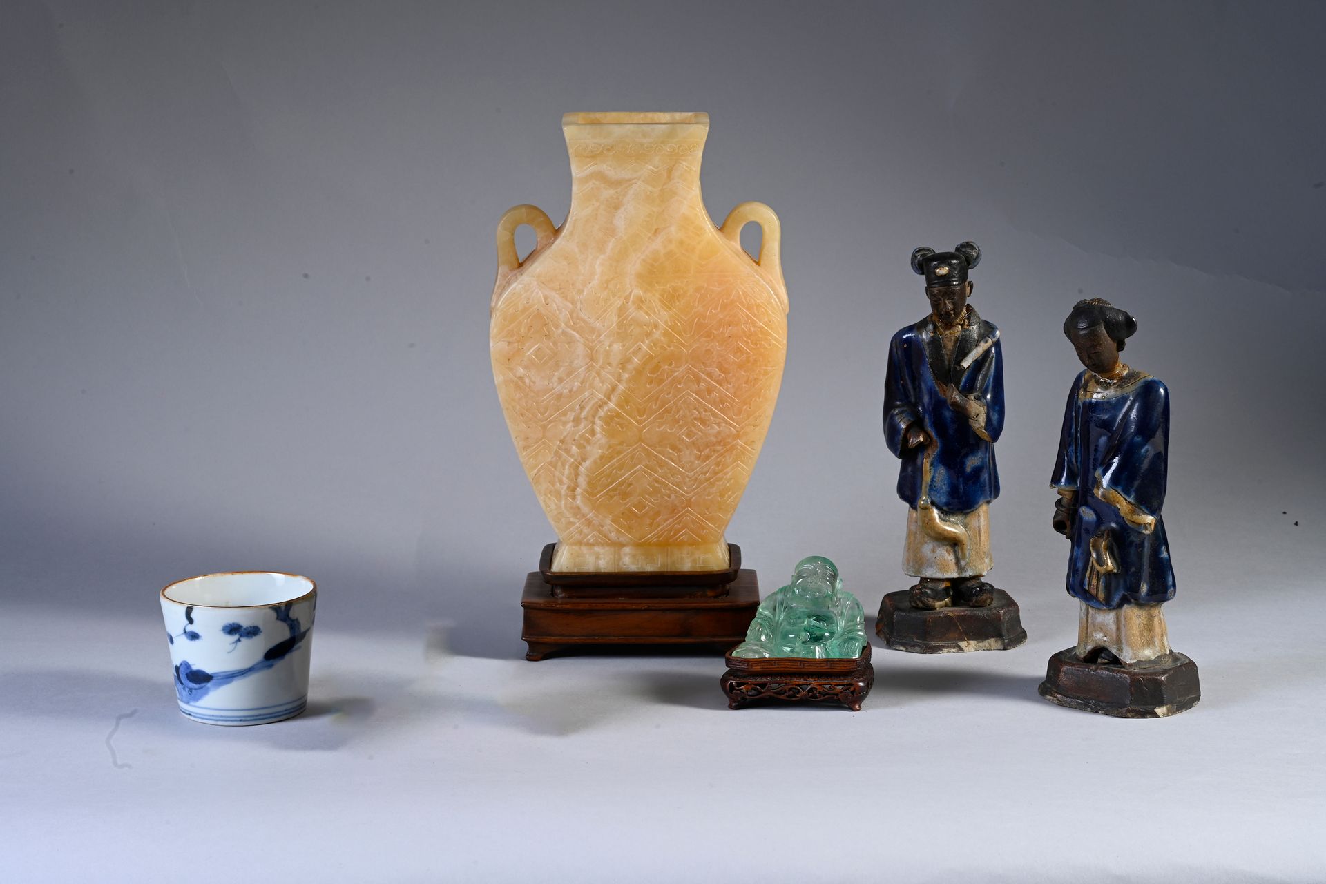 CHINE, XXe siècle 一套中国物品包括：
一对石湾瓷器雕像
部分上釉的炻器，描绘了一对站立的贵族。
高度：20.5厘米
其中一个底座修复，头部破损&hellip;