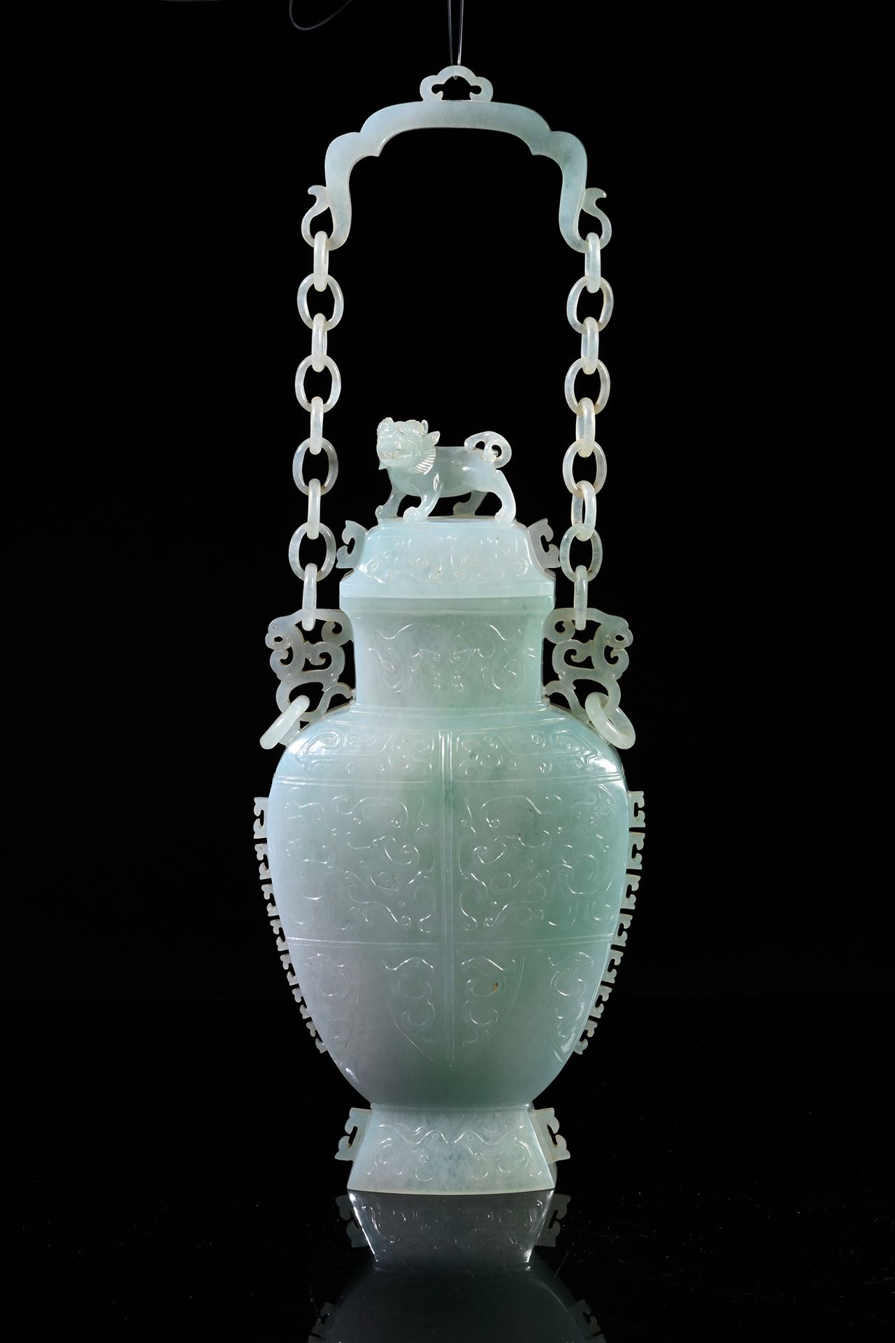 CHINE, XXe siècle 罕见的翡翠包浆花瓶，瓶身以浅浮雕的方式精致地装饰饕餮面具、香蕉叶和旗袍，盖子以高浮雕的方式形成一个站立的璧人，并有一个挂链。&hellip;