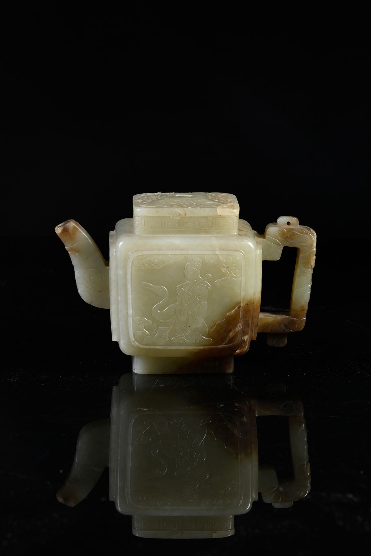 CHINE, Epoque Ming Small celadon jade jug of quadrangular shape, presenting on t&hellip;