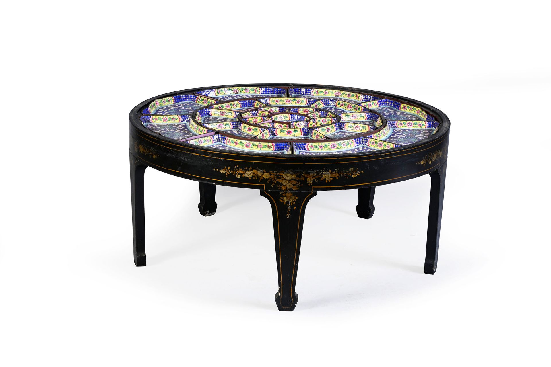 CHINE, École de Canton, XIXe siècle Table with compartments
Round shape, in blac&hellip;