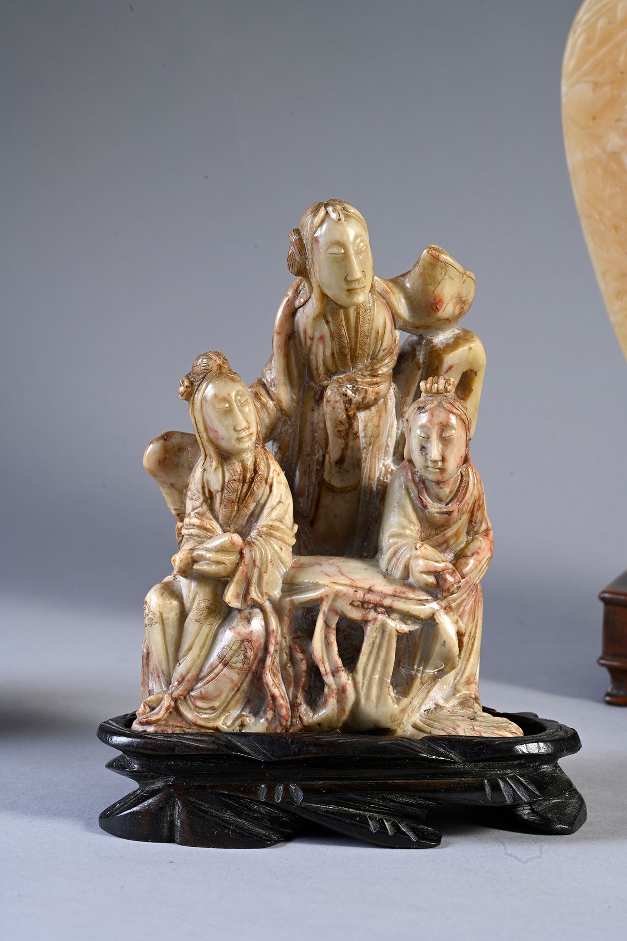 CHINE, XIXe siècle Groupe en stéatite sculptée
Figurant trois élégantes assises &hellip;