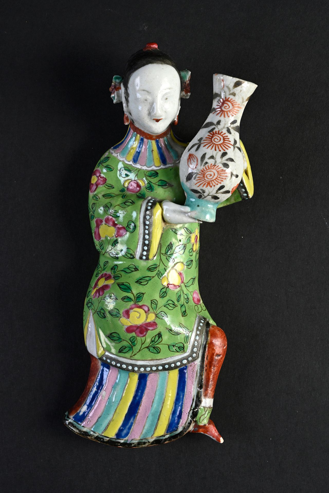 CHINE, XVIIIe siècle* 瓷器壁灯
一个优雅的女人支撑着一个花瓶的形式，在Famille Rose珐琅彩中。
高度：16厘米