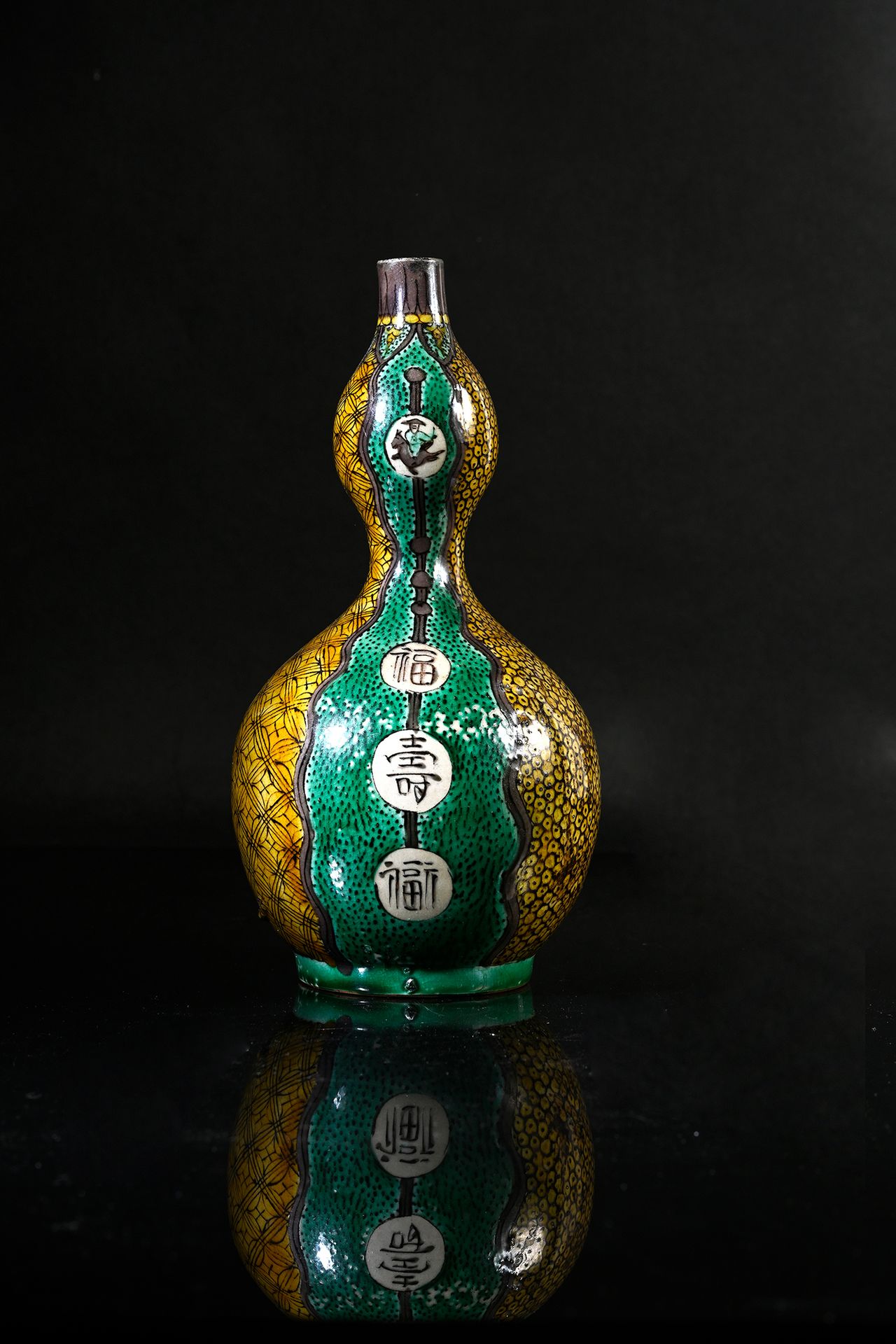 JAPON, XVII-XVIIIe siècle A double gourd porcelain vase in Ko-Kutani polychrome &hellip;