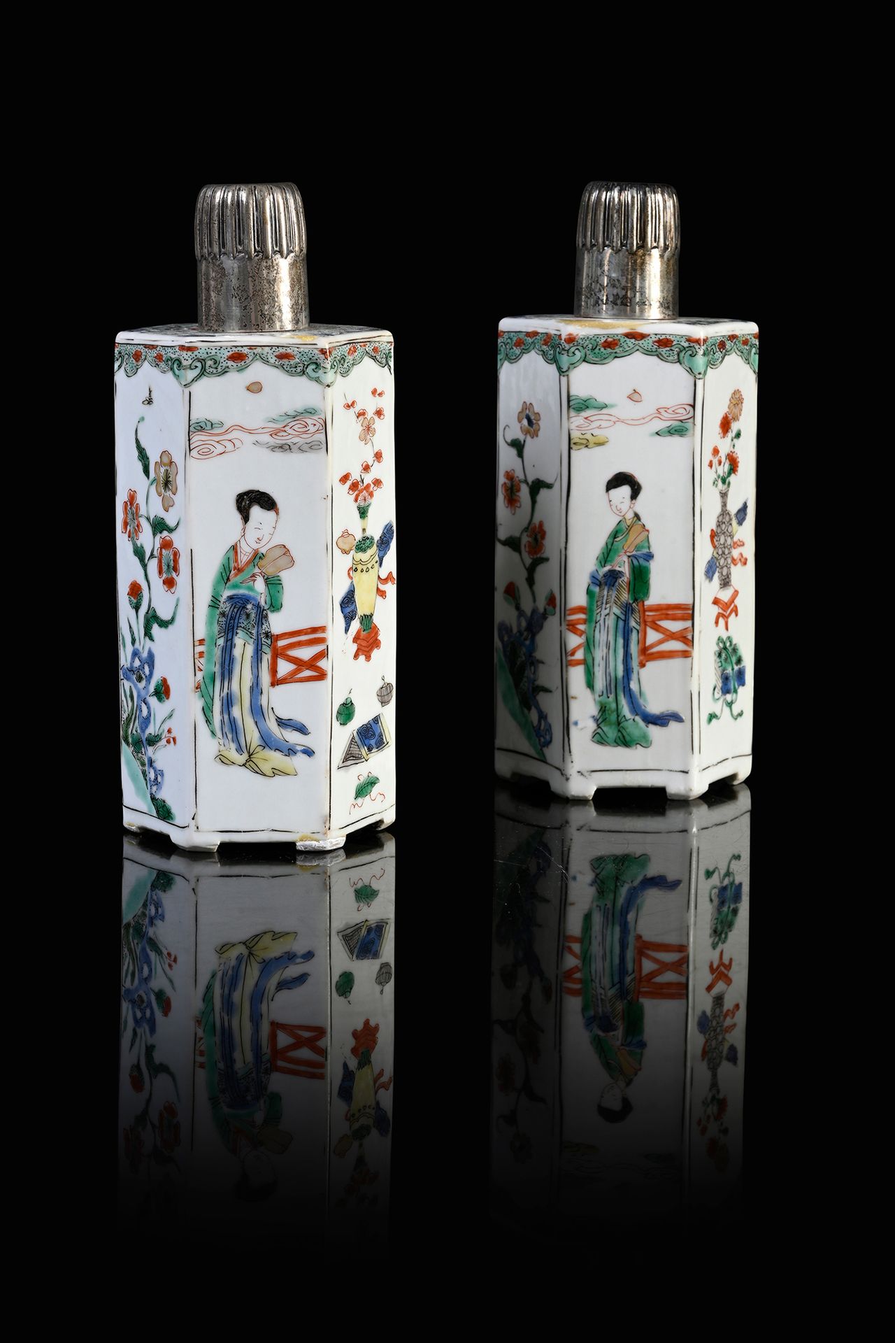 CHINE, Epoque Kangxi, XVIIIe siècle* 一对瓷瓶花瓶
六角形侧面，侧面交替装饰着绿色家族珐琅彩的优雅女人和花束。有俄罗斯银制的&hellip;