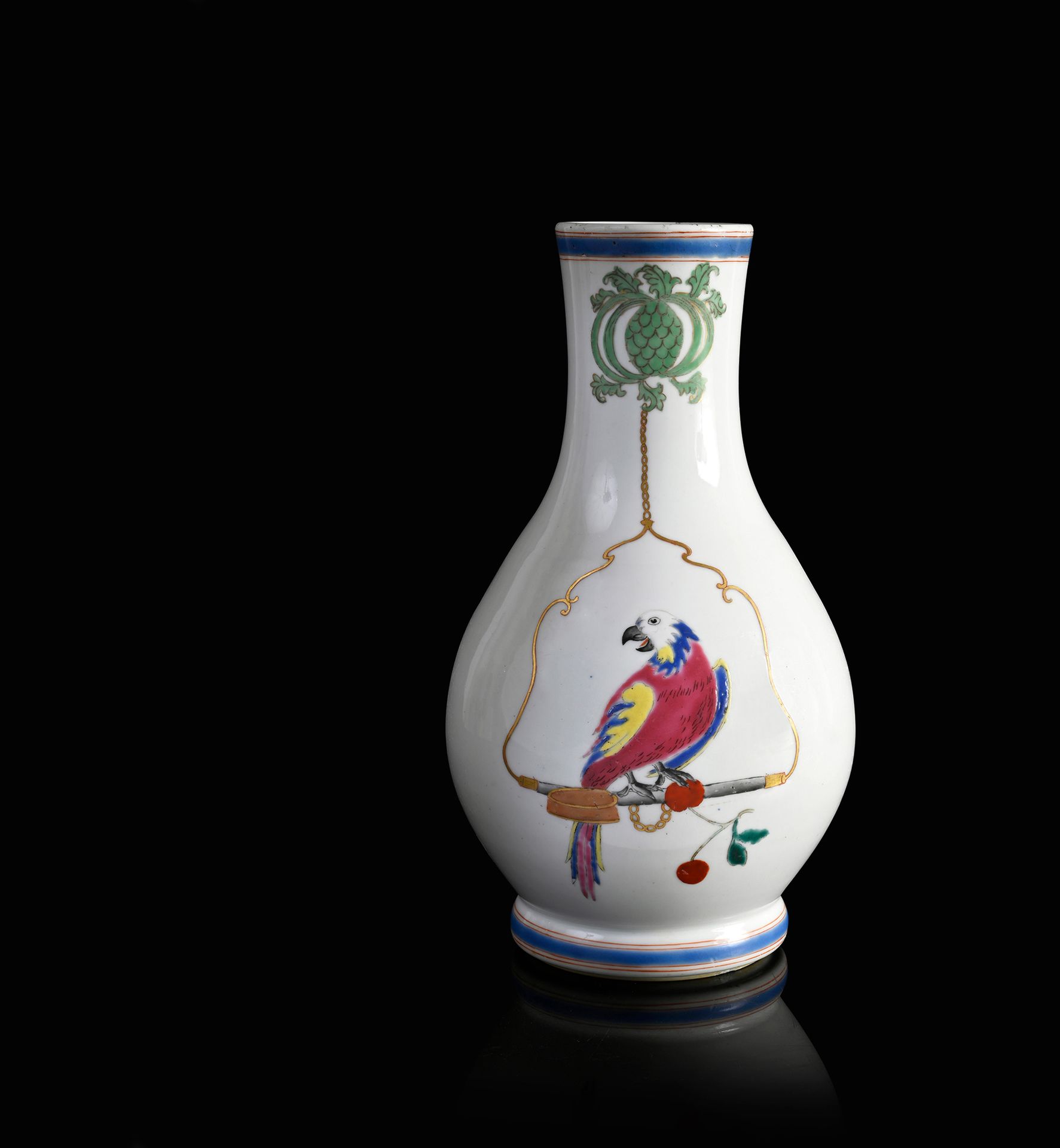 CHINE, Compagnie des Indes, XVIIIe siècle* 罕见的瓷器花瓶
安装在一个脚上，圆形的身体和直的脖子，每一面都呈现出白底多&hellip;