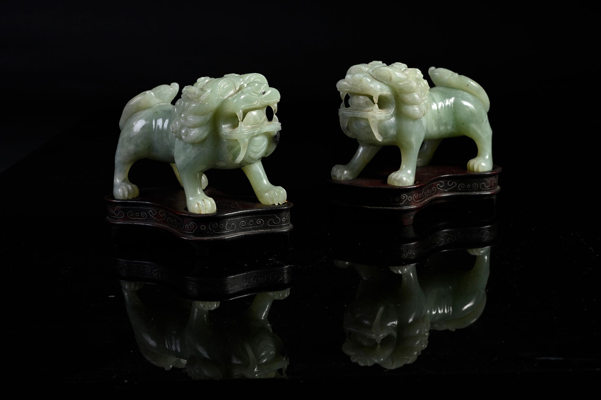 CHINE, XXe siècle Pair of lions in carved serpentine with adapted wooden bases
8&hellip;