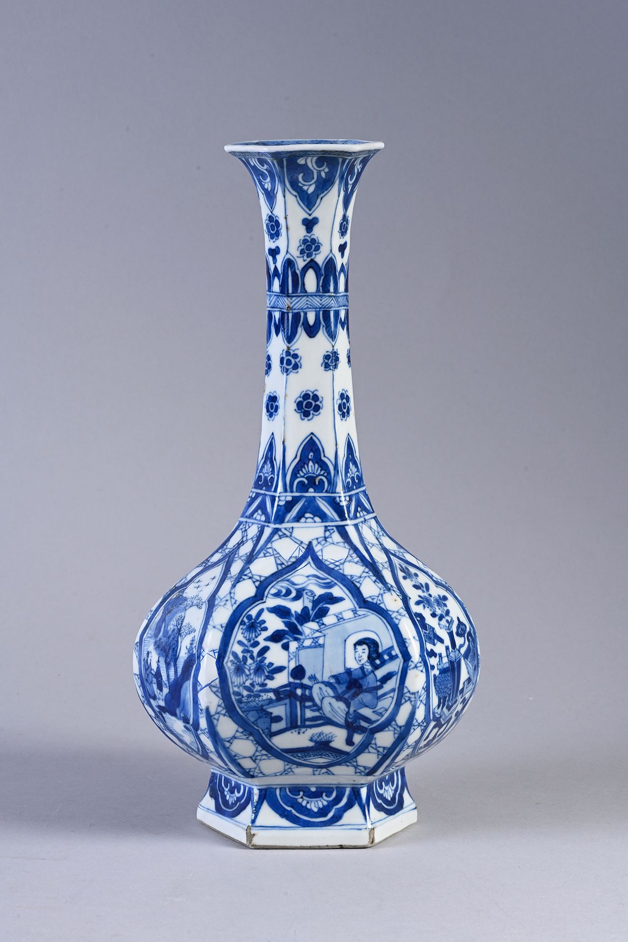 CHINE, Epoque Kangxi, XVIIIe siècle 瓷瓶，装在一个小脚上，六角形的瓶身和长直的颈部在开口处呈喇叭状，在白底上用钴蓝装饰，在瓶&hellip;