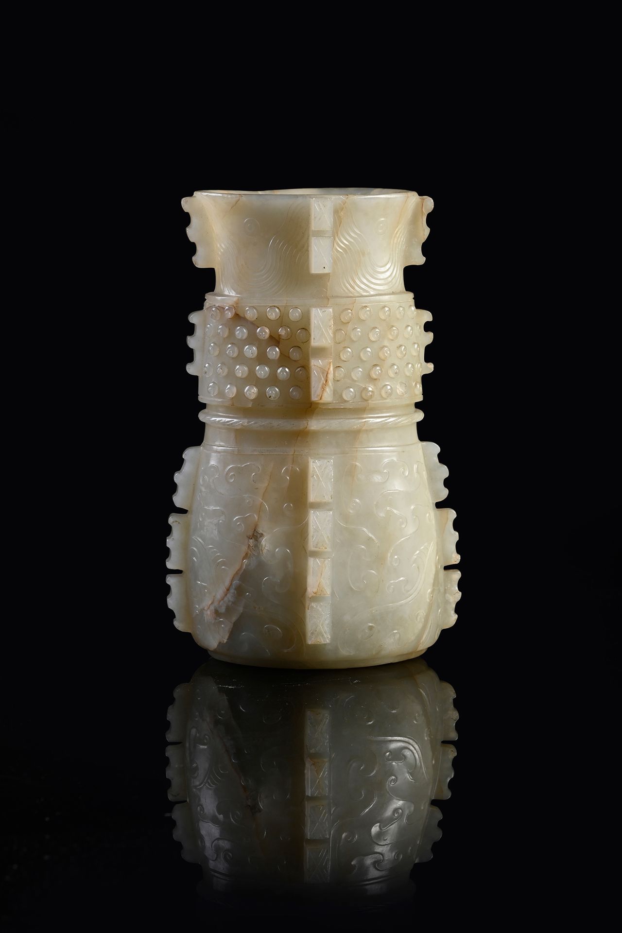 CHINE, Epoque Ming 古代风格的玉瓶，下部有饕餮纹，中部有皮纹，颈部有波浪纹的三层浮雕装饰，四角有石榴裙脊。青花瓷色的石头上有天然的铁锈夹杂物和&hellip;