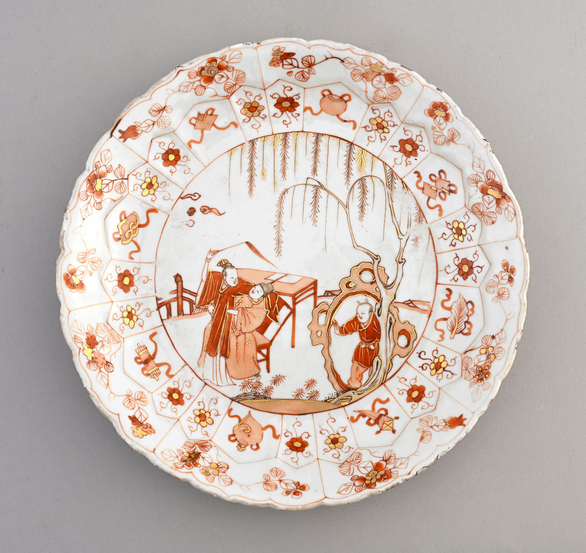 CHINE, XVIIIe siècle* Plat en porcelaine
De forme ronde à bordure festonnée, pré&hellip;