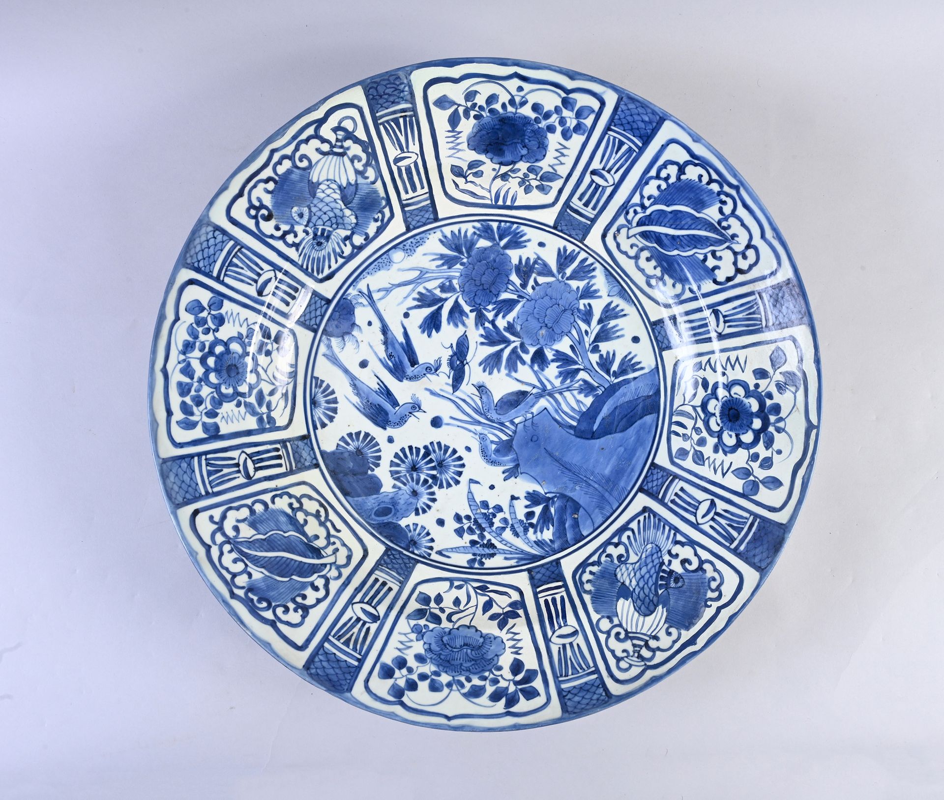 CHINE, Dynastie Ming, Époque Wanli Große Schale aus Porzellan
Mit einem blau-wei&hellip;