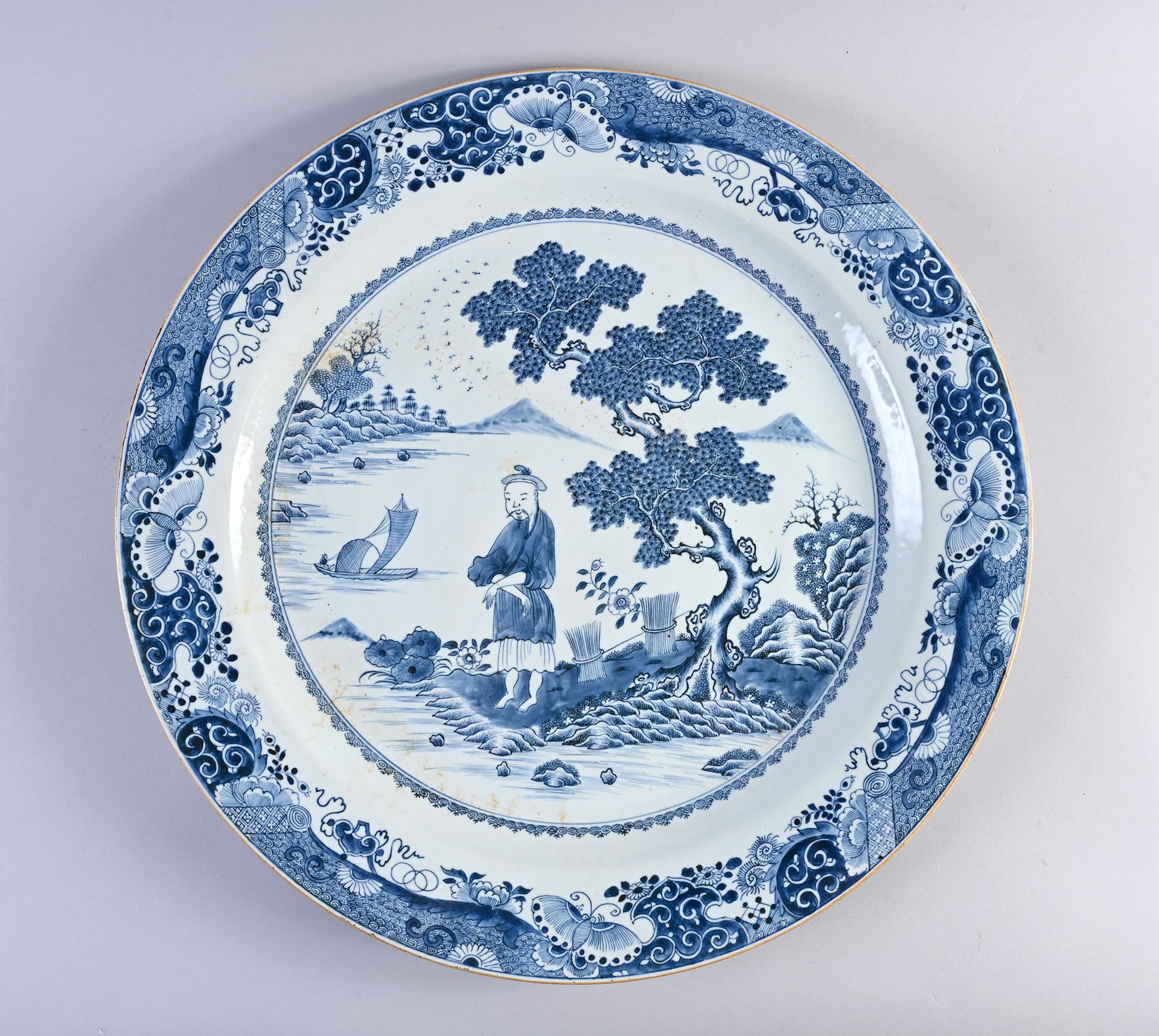 CHINE, XVIIIe siècle* Grand plat en porcelaine bleu et blanc
Présentant en son c&hellip;