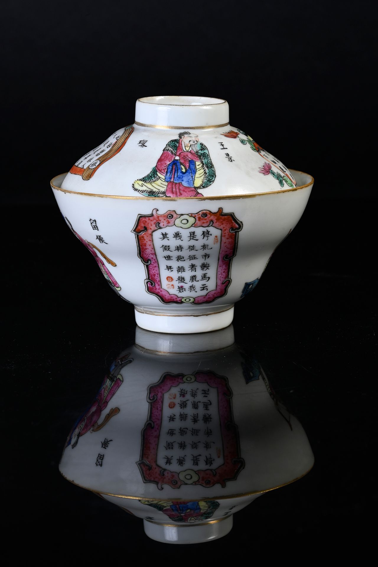 CHINE, XIXe siècle Small covered porcelain bowl
Decorated with polychrome enamel&hellip;