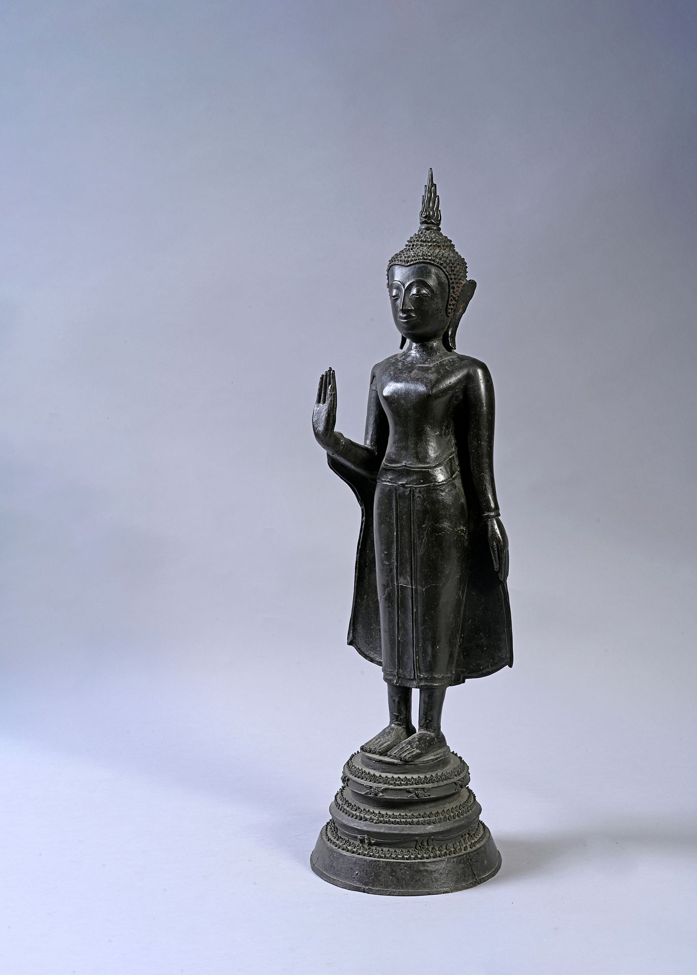 THAILANDE, XVIIe siècle 罕见的棕色铜像，代表佛陀以左手站立，表示没有恐惧，放在一个圆形底座上。
高度：64厘米