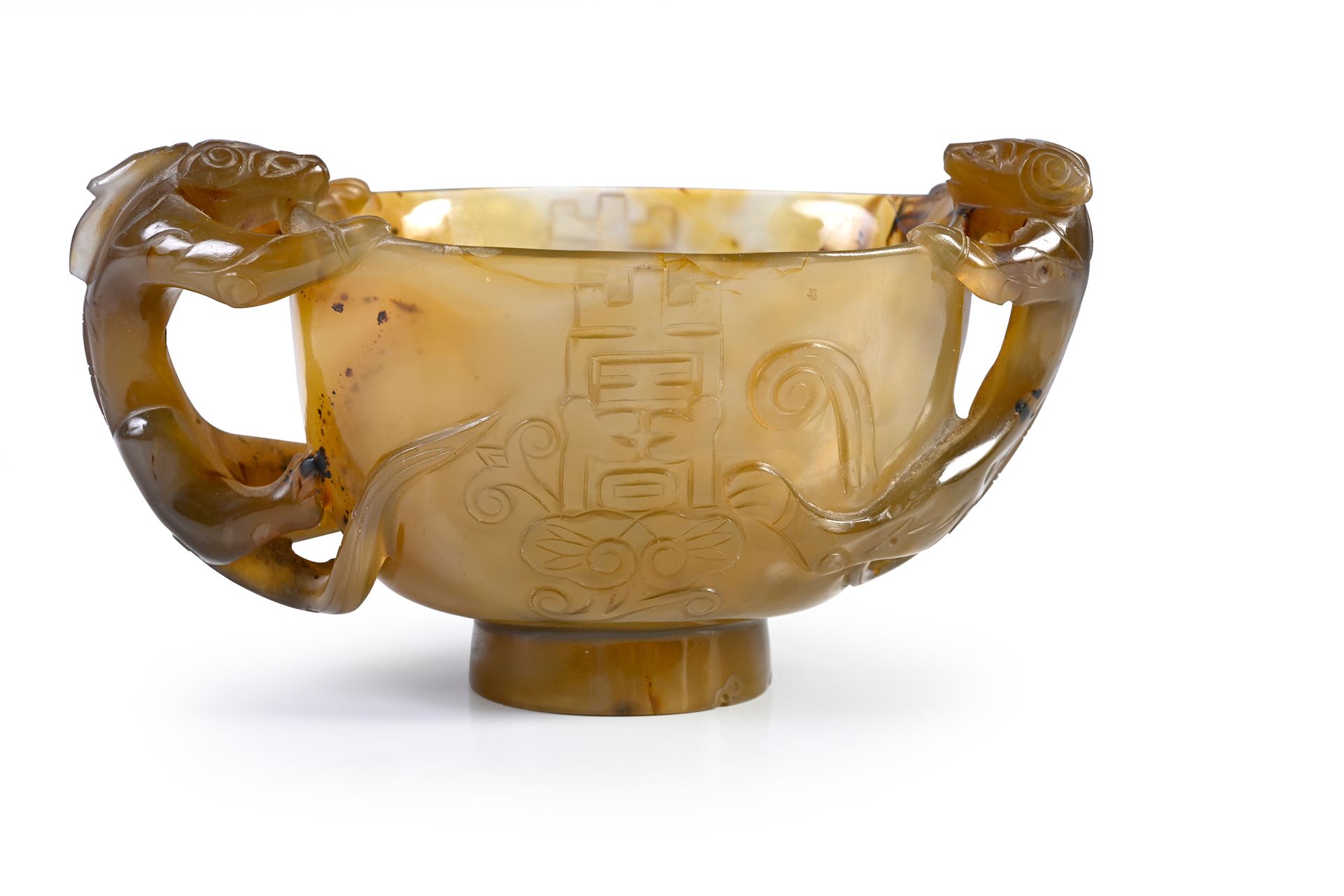 CHINE, XVIIIe siècle 罕见的玛瑙雕花碗，把手呈龙形或造型龙形，沿着两侧爬到颈部。
高：9厘米
宽度：15厘米