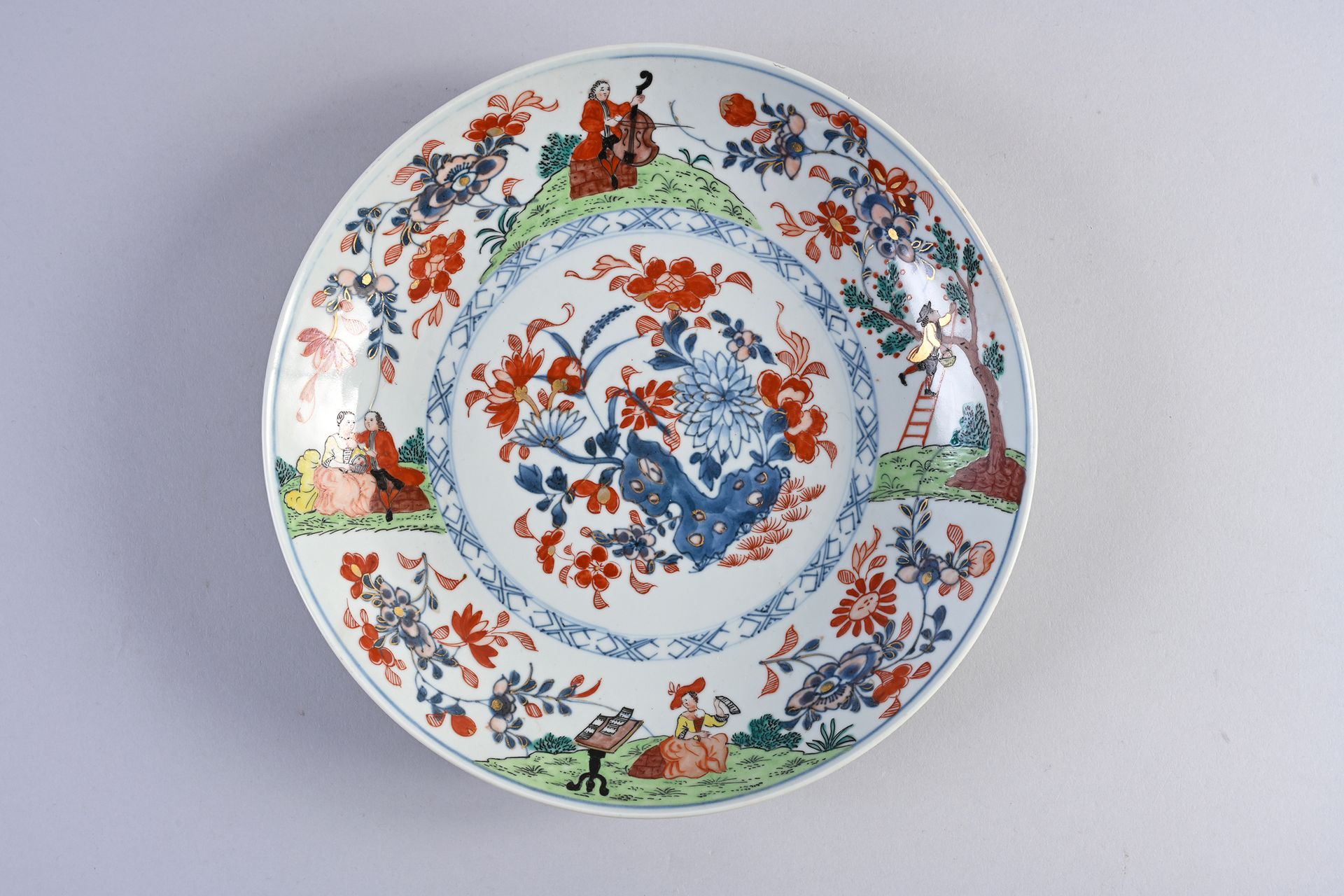 CHINE, Compagnie des Indes, XVIIIe siècle* Plat en porcelaine
À décor peint dans&hellip;