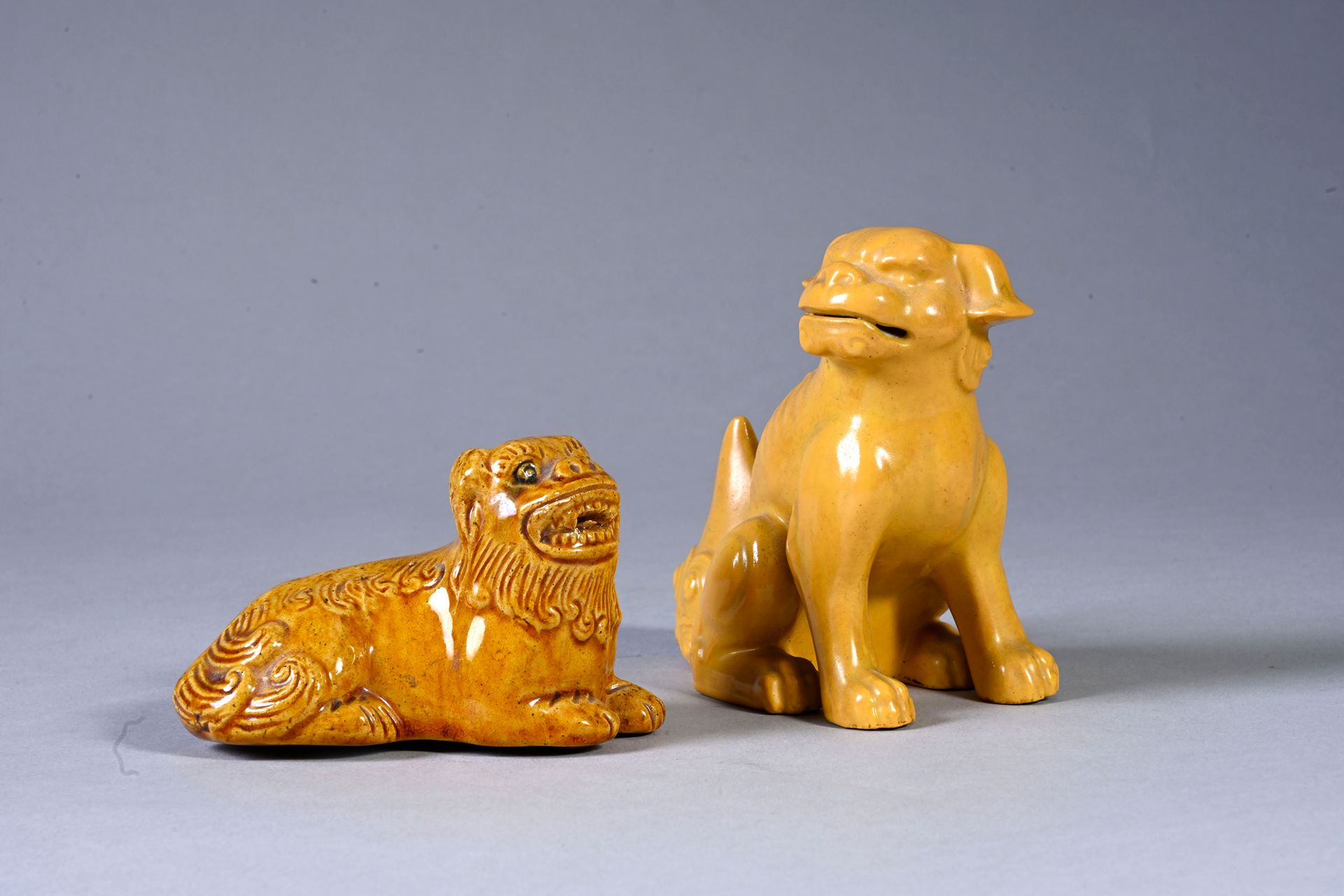 CHINE, XIX/XXe siècle 陶瓷黄釉两只佛狗
高度：6和11厘米