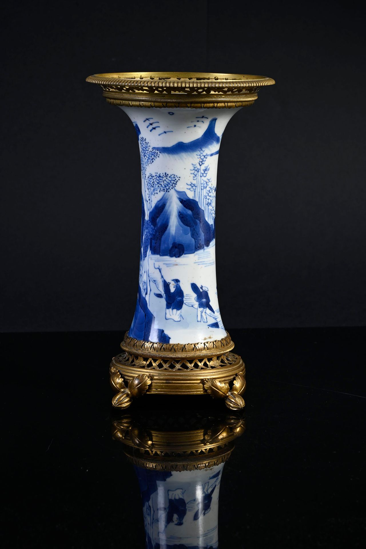 CHINE, Époque Kangxi, XVIIIe siècle 一个小的瓷制圆锥花瓶，圆柱形的瓶身和宽大的喇叭形颈部，在白底上用钴蓝色装饰了一个生动的风&hellip;
