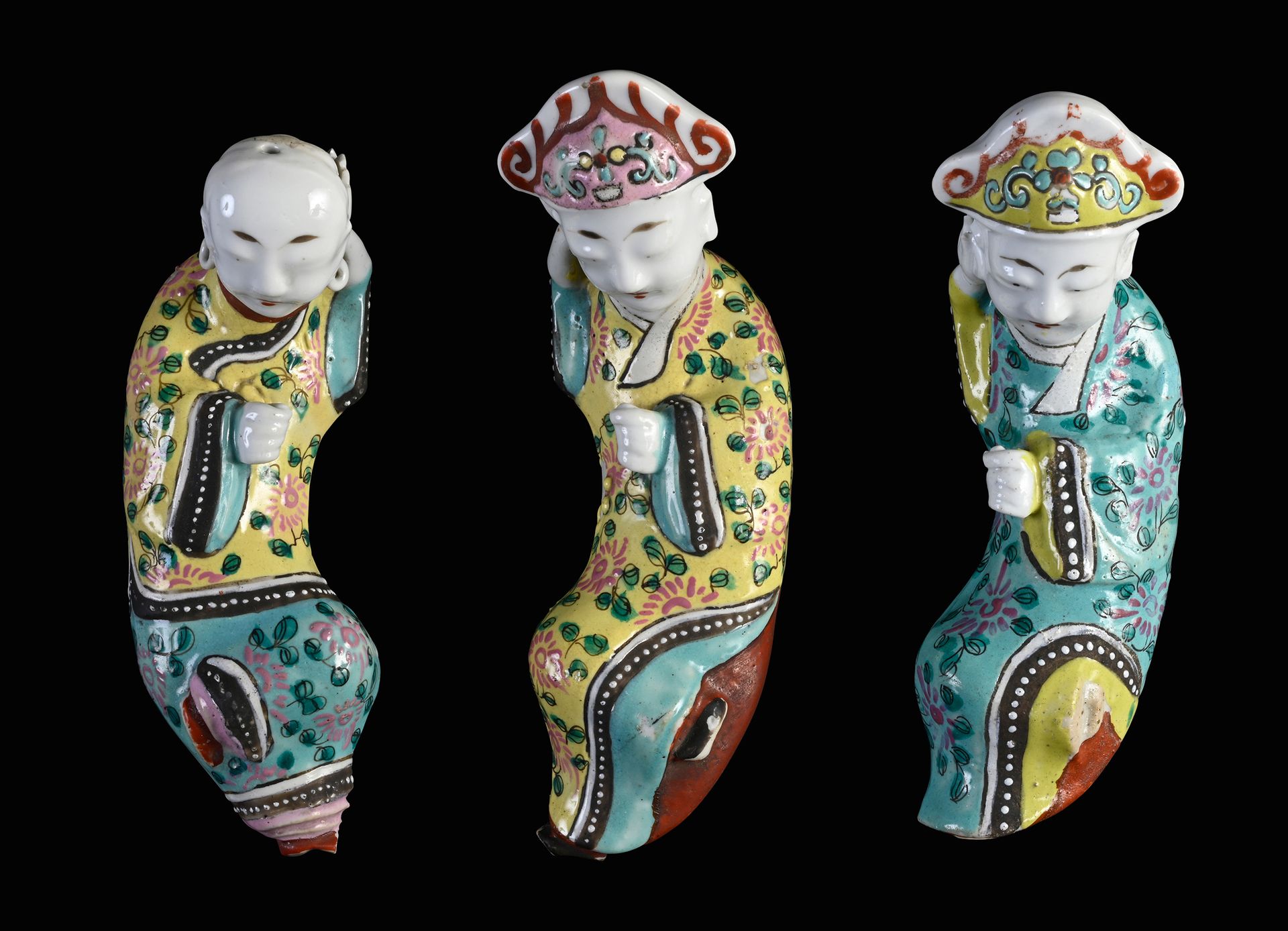 CHINE, XVIIIe siècle* Set di tre figure sdraiate in porcellana smaltata in polic&hellip;