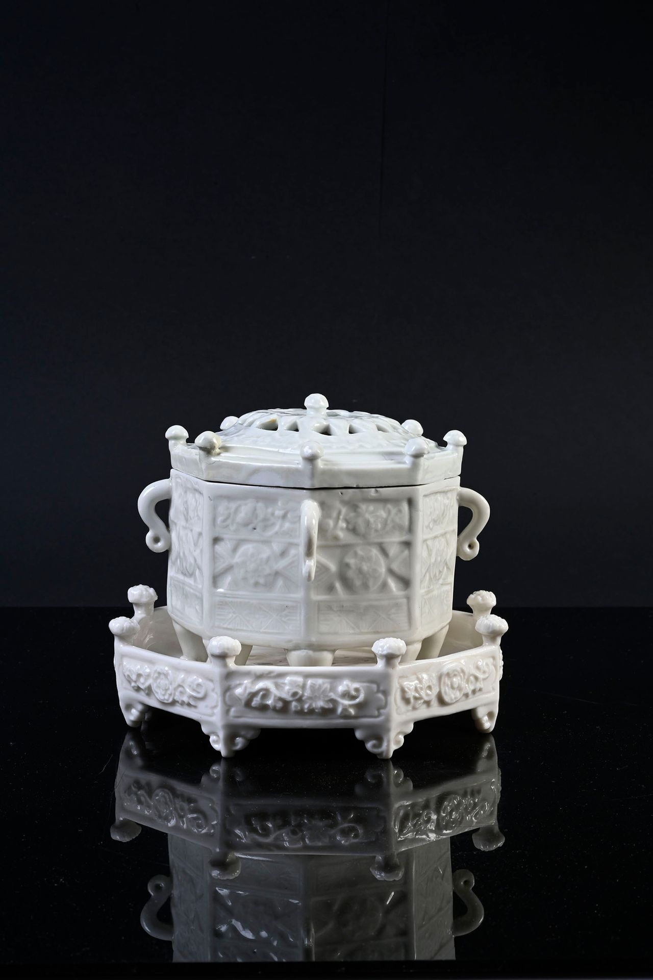 CHINE, Époque Kangxi, XVIIIe siècle 优雅的瓷器盖香水炉
八角形，靠在八个圆锥形的脚上，有适合的底座和盖子，有白色的单色釉，中&hellip;