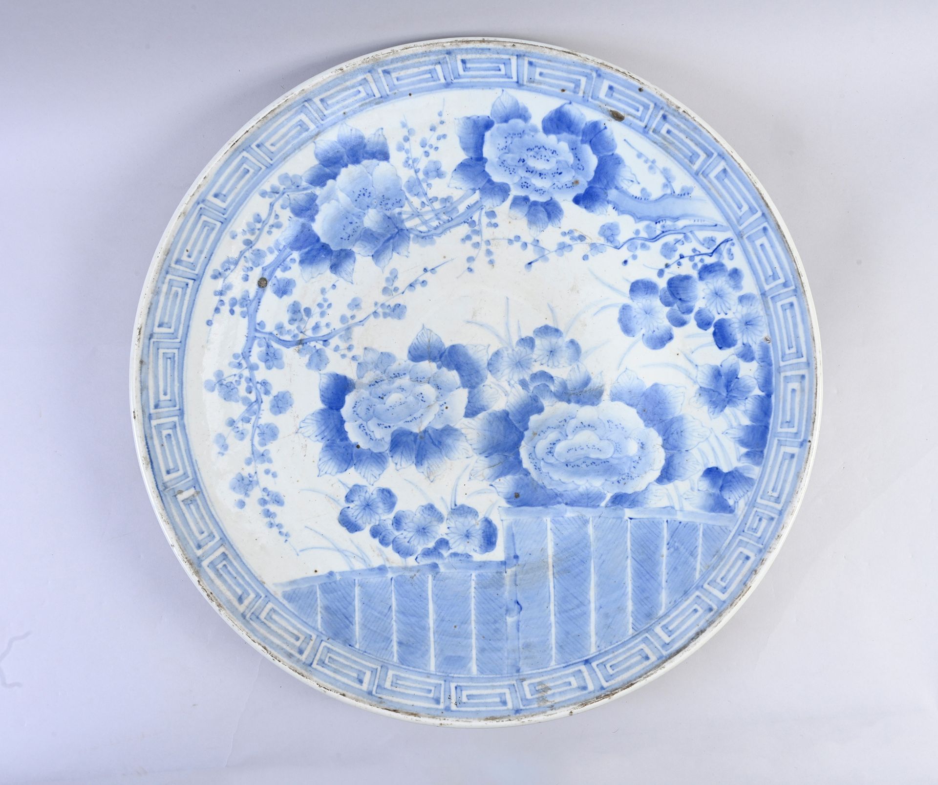 JAPON, XIXe siècle 一对大瓷盘
青花装饰的牡丹花，边框上有希腊图案的浮雕。
直径：62厘米