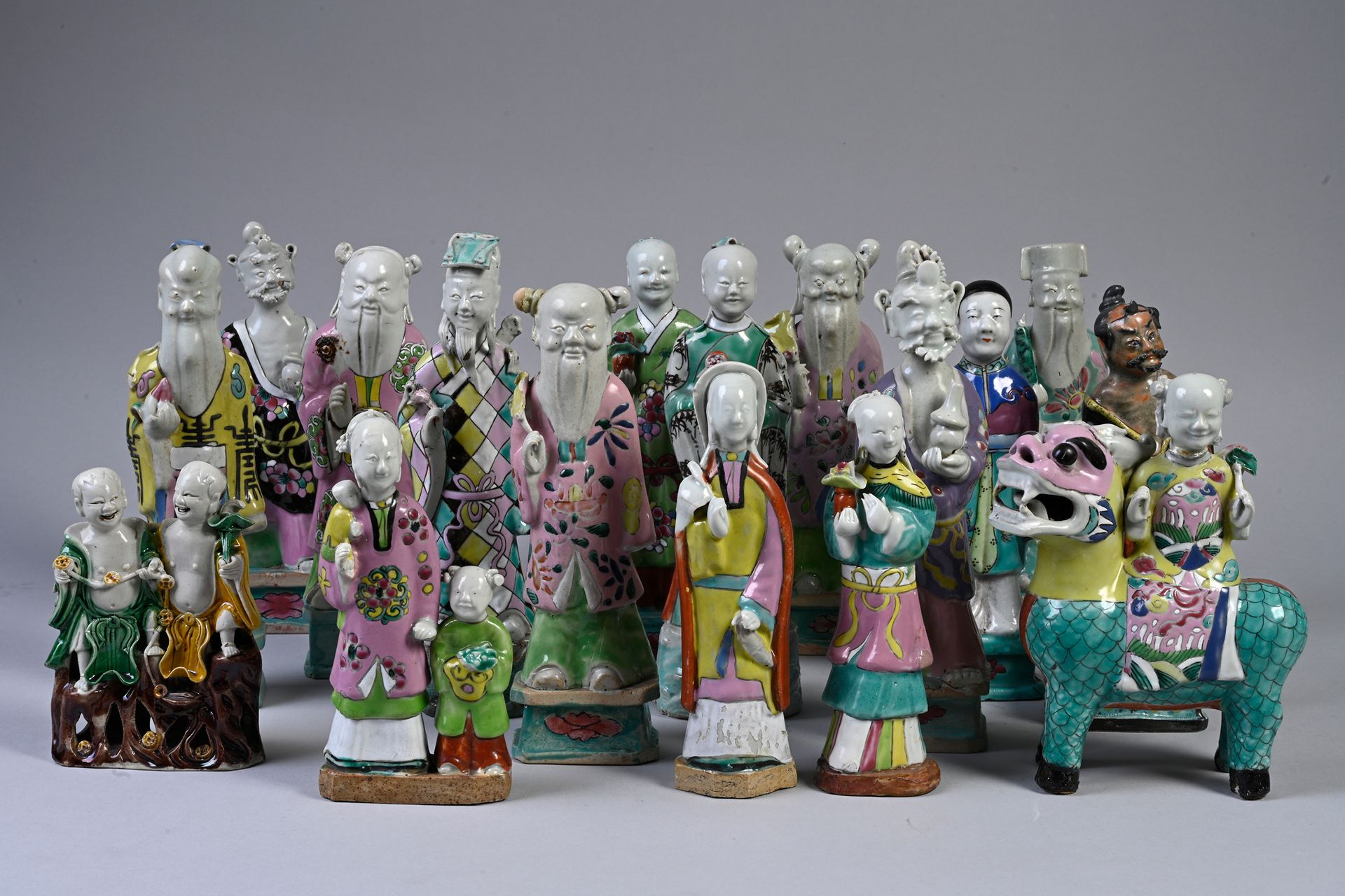 CHINE, XVIIIe siècle* Eine große Anzahl von Statuetten aus rosafarbenem Familien&hellip;