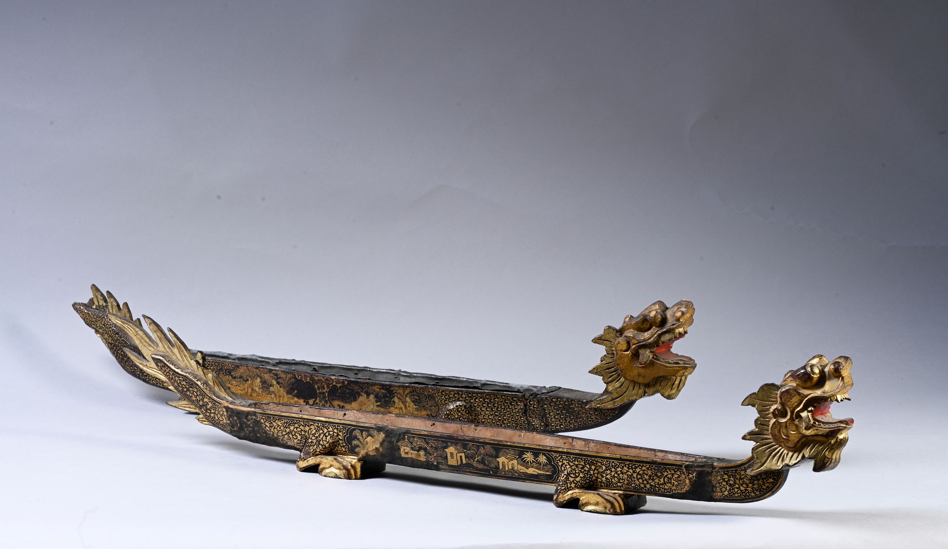 CHINE, Canton XIXe siècle 一对木雕香钟，黑漆和金漆的船形装饰。
宽度：64厘米
