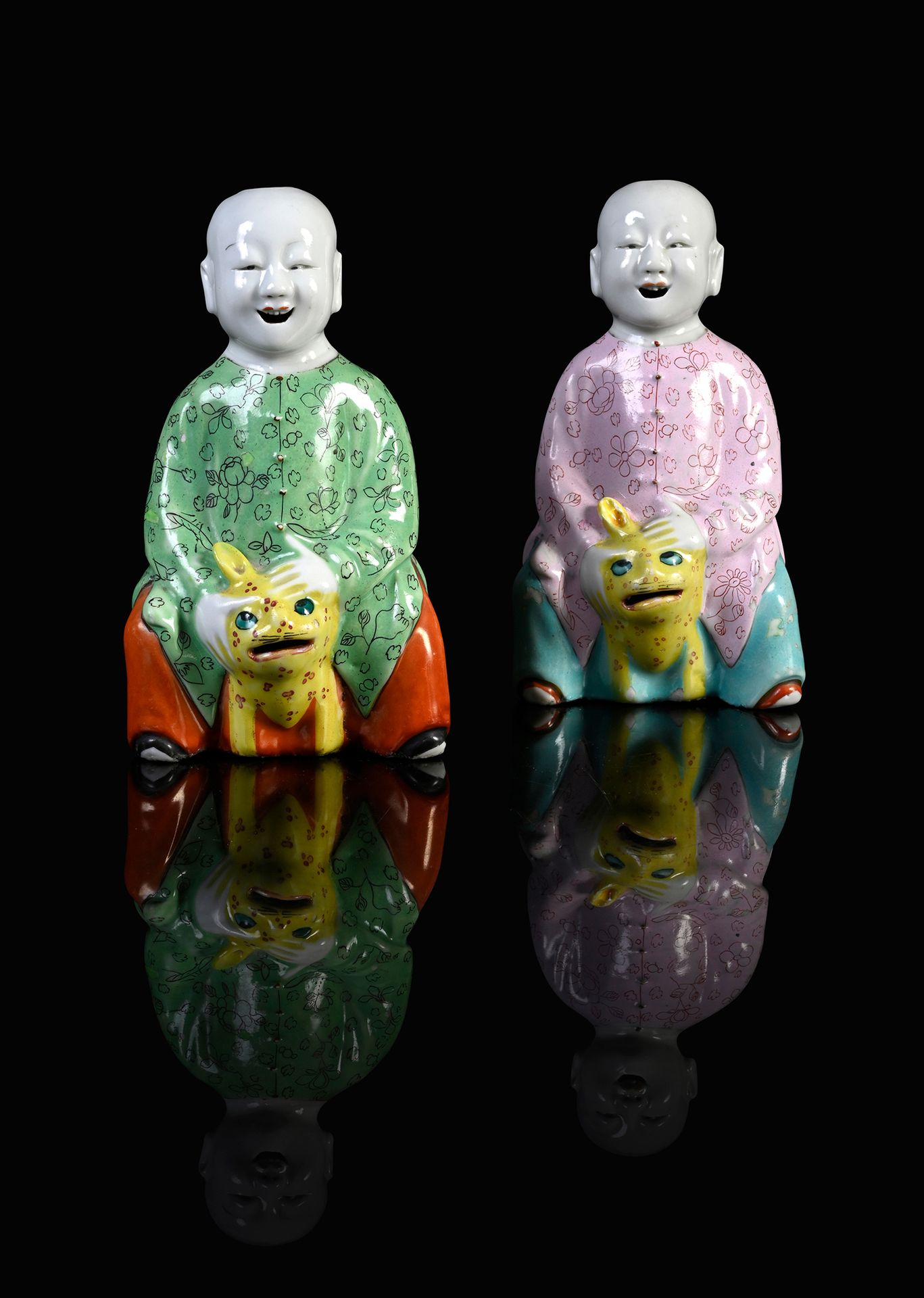 CHINE, XVIIIe siècle* 一对瓷器小雕像
珐琅彩，表现了坐在坐垫上的小孩，是奇美拉的形式。
高度：16厘米
修复