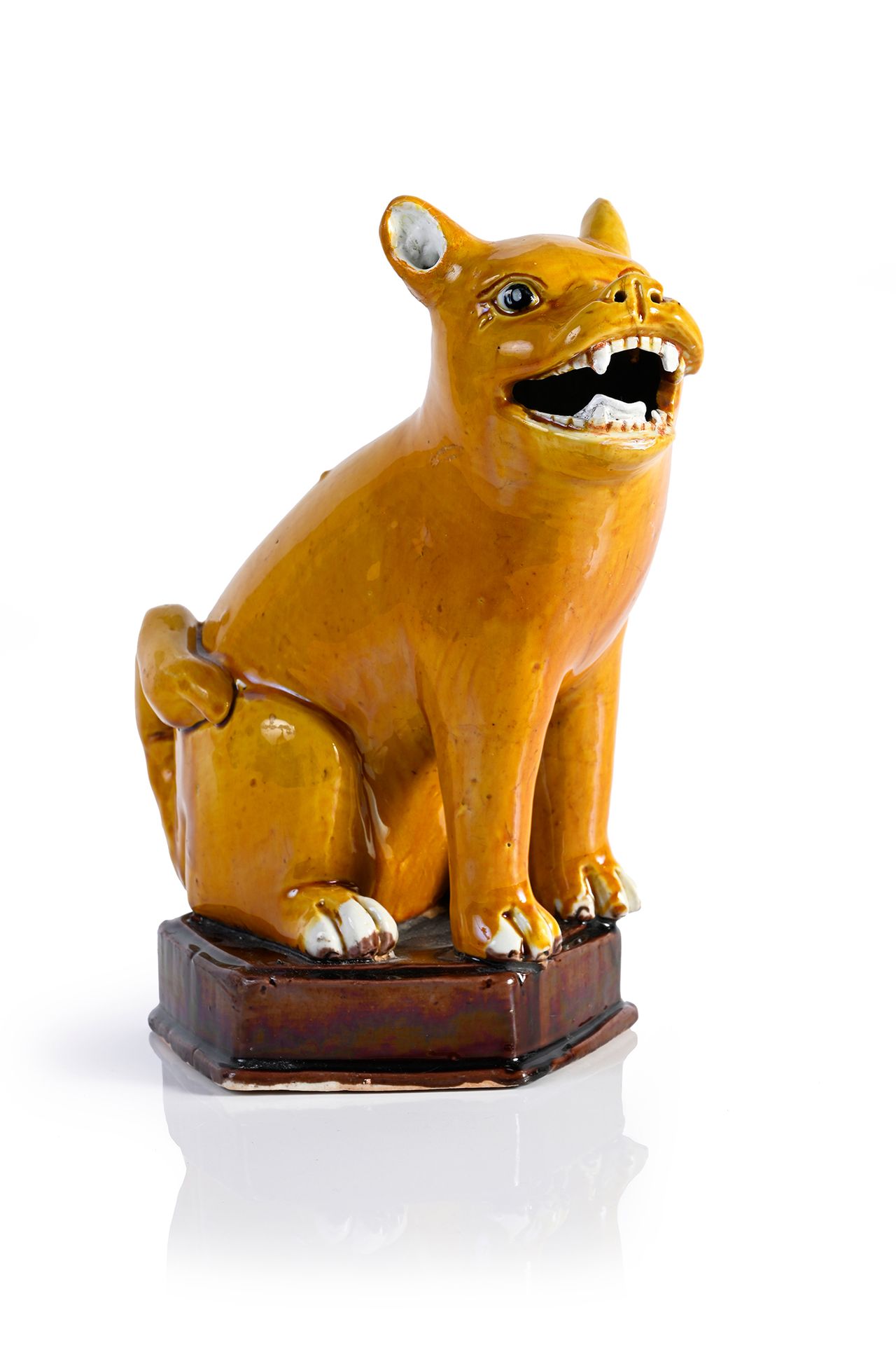 CHINE, Epoque Kangxi, XVIIIe siècle* 黄釉瓷狗，坐在一个方形底座上，张开嘴露出獠牙。
高度：26厘米
底座（Kintsugi&hellip;