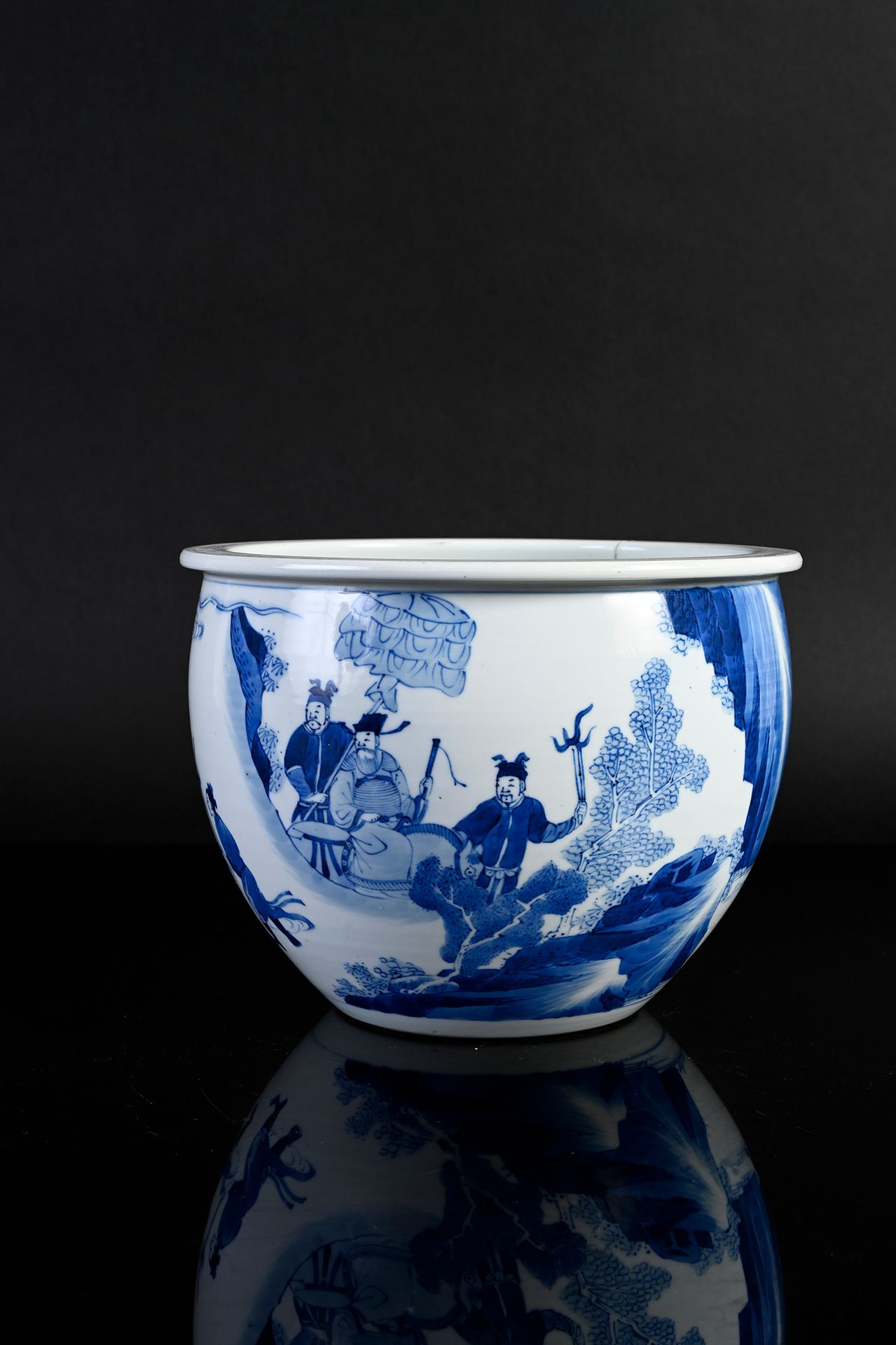 CHINE, Epoque Kangxi, XVIIIe siècle* 瓷盆
白底钴蓝装饰的户外景观中的政要。
直径：22厘米
星星上的大裂缝