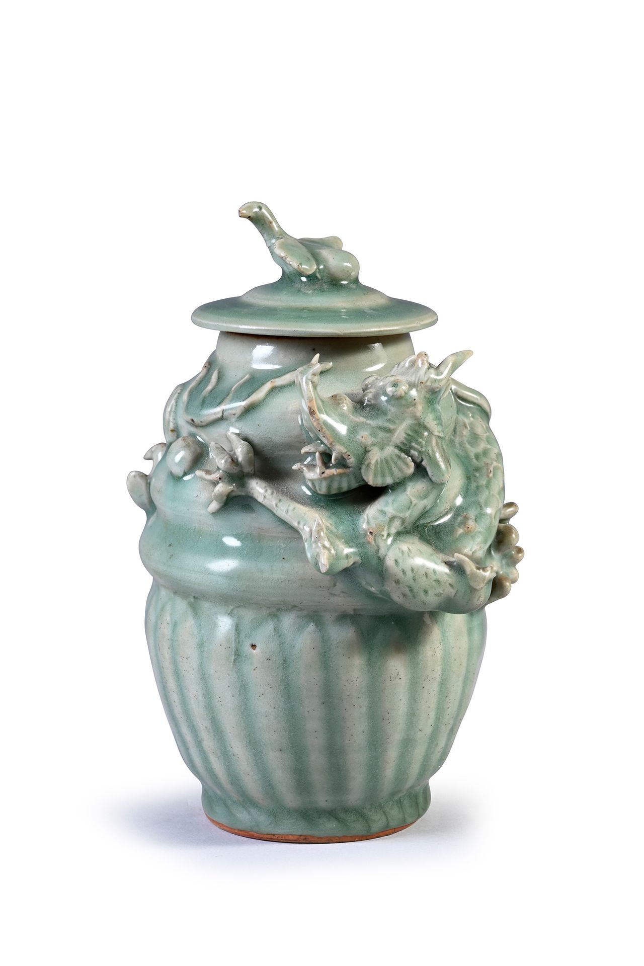 CHINE, dynastie Ming Small covered porcelain urn with celadon glaze decorated wi&hellip;