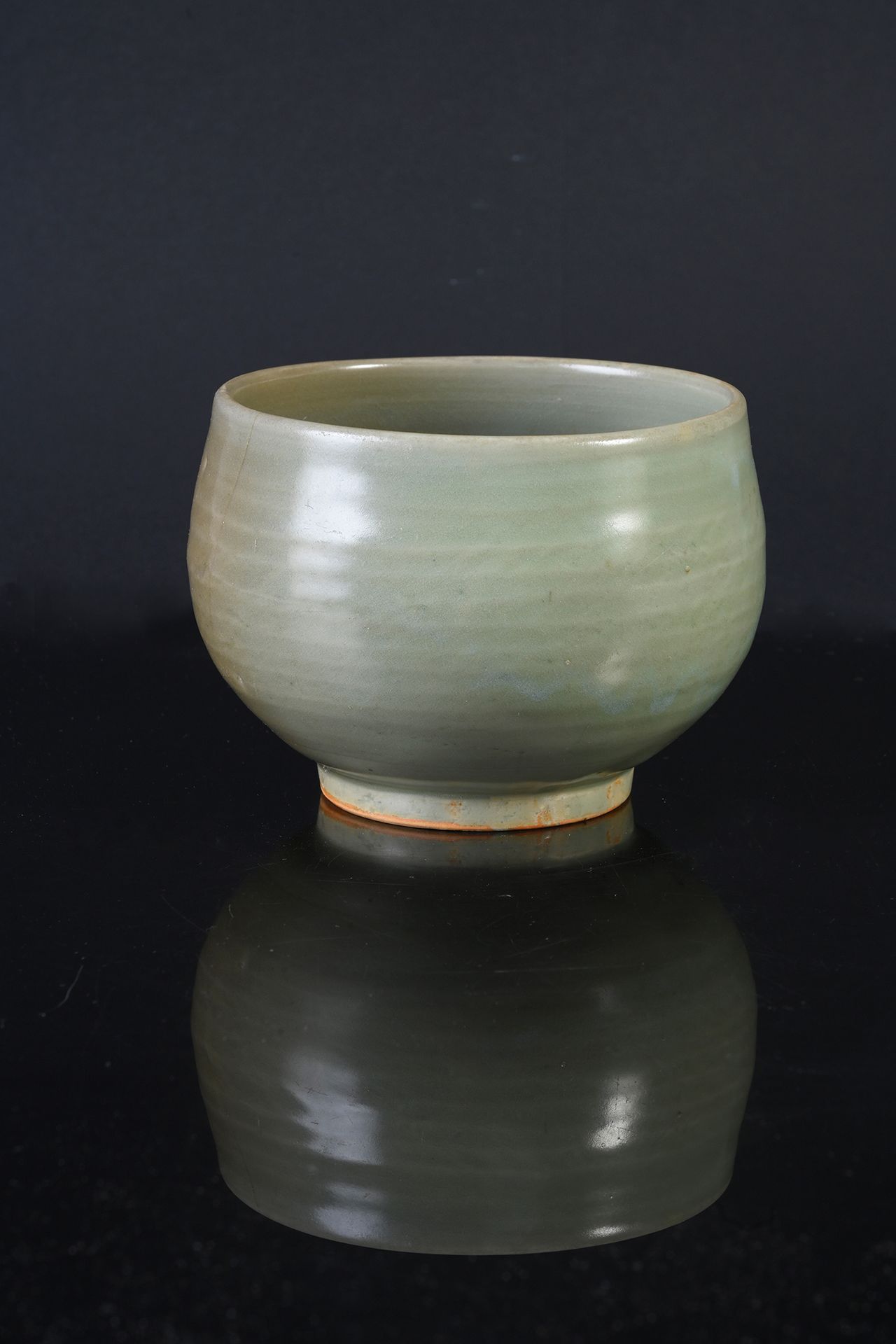 CHINE, Époque Ming 瓷碗安装在一个圆壁的脚上，青花瓷单色釉。
高度：9,7厘米
直径：13厘米
裂缝

出处：1990年代从Eileen El&hellip;