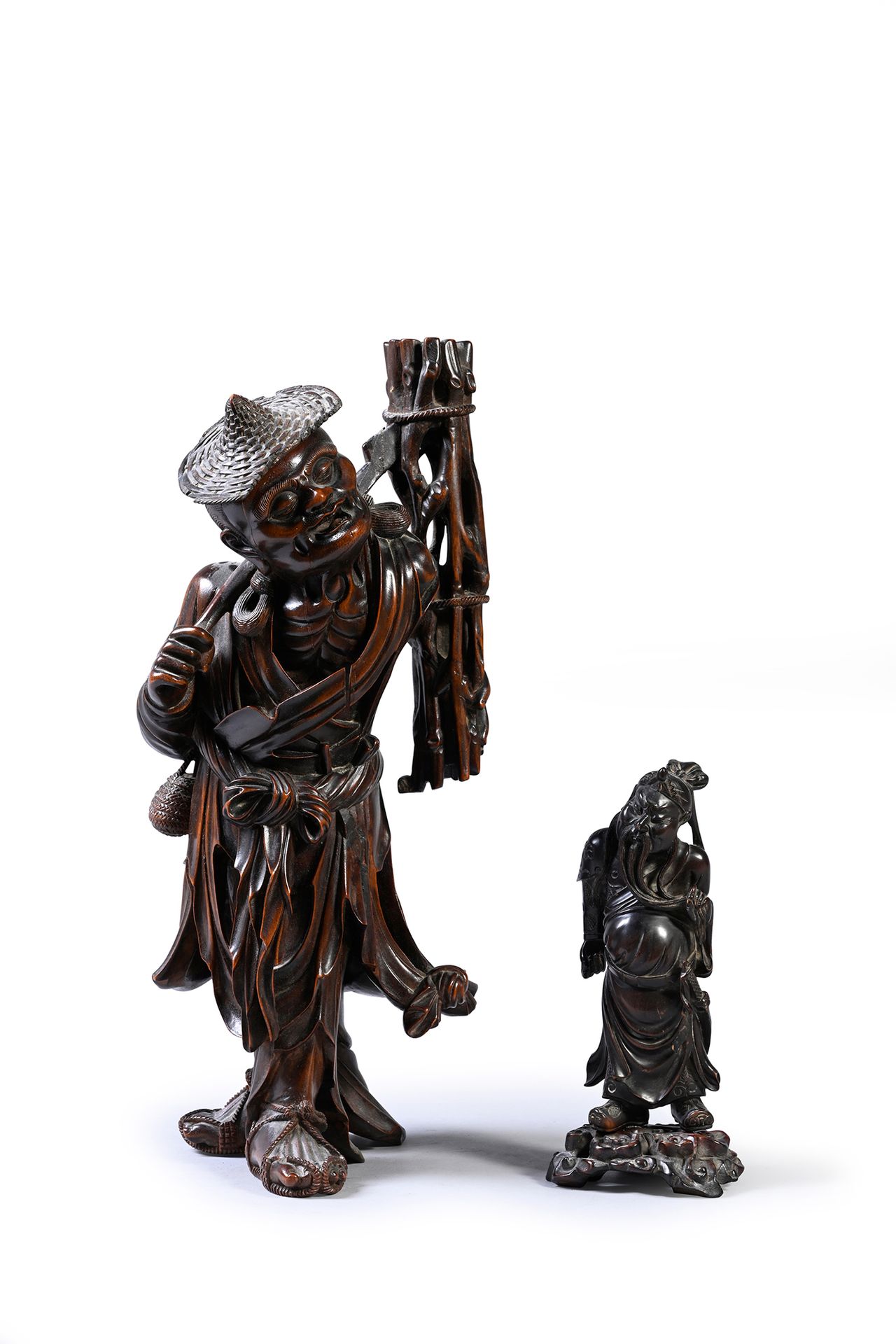 CHINE, vers 1900 两组软木雕刻的老人组合
高度：17和38厘米