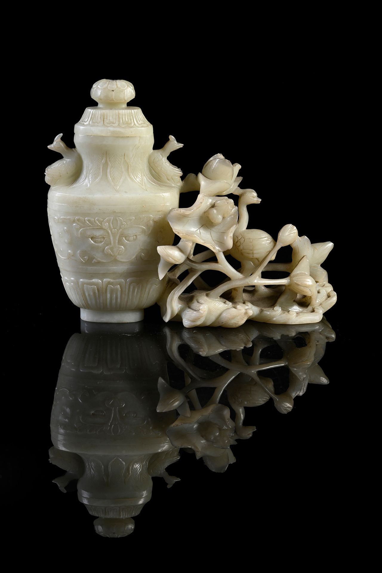 CHINE, XVIIIe-XIXe siècle Elegante gruppo in giada bianca a forma di vaso copert&hellip;