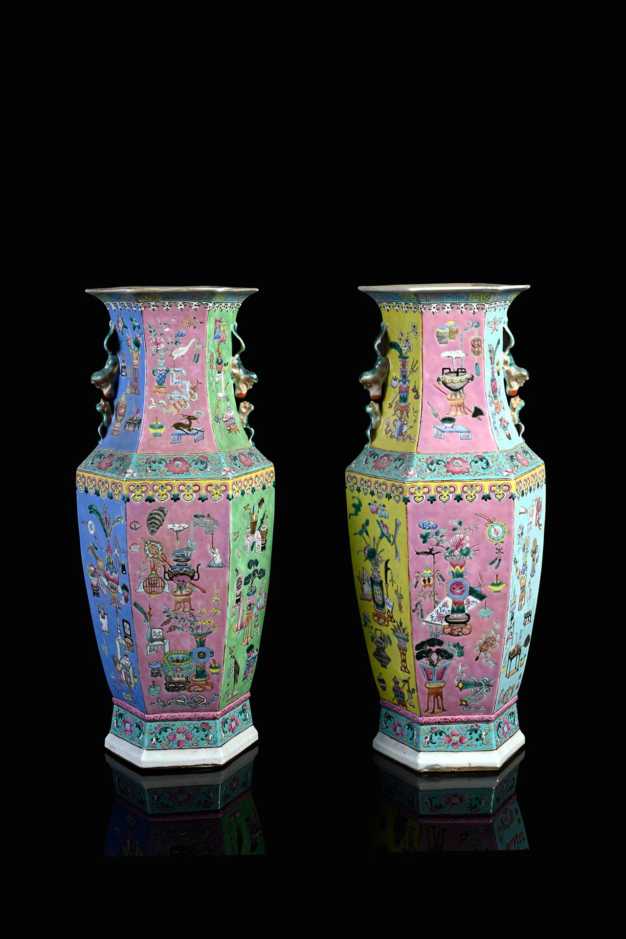 CHINE, XIXe siècle 一对大花瓶，粉色、黄色和绿松石交替的背景上有花瓶和徽章的多色珐琅装饰，颈部两侧有两个面对佛狗形成的插座。
高度：61厘米
