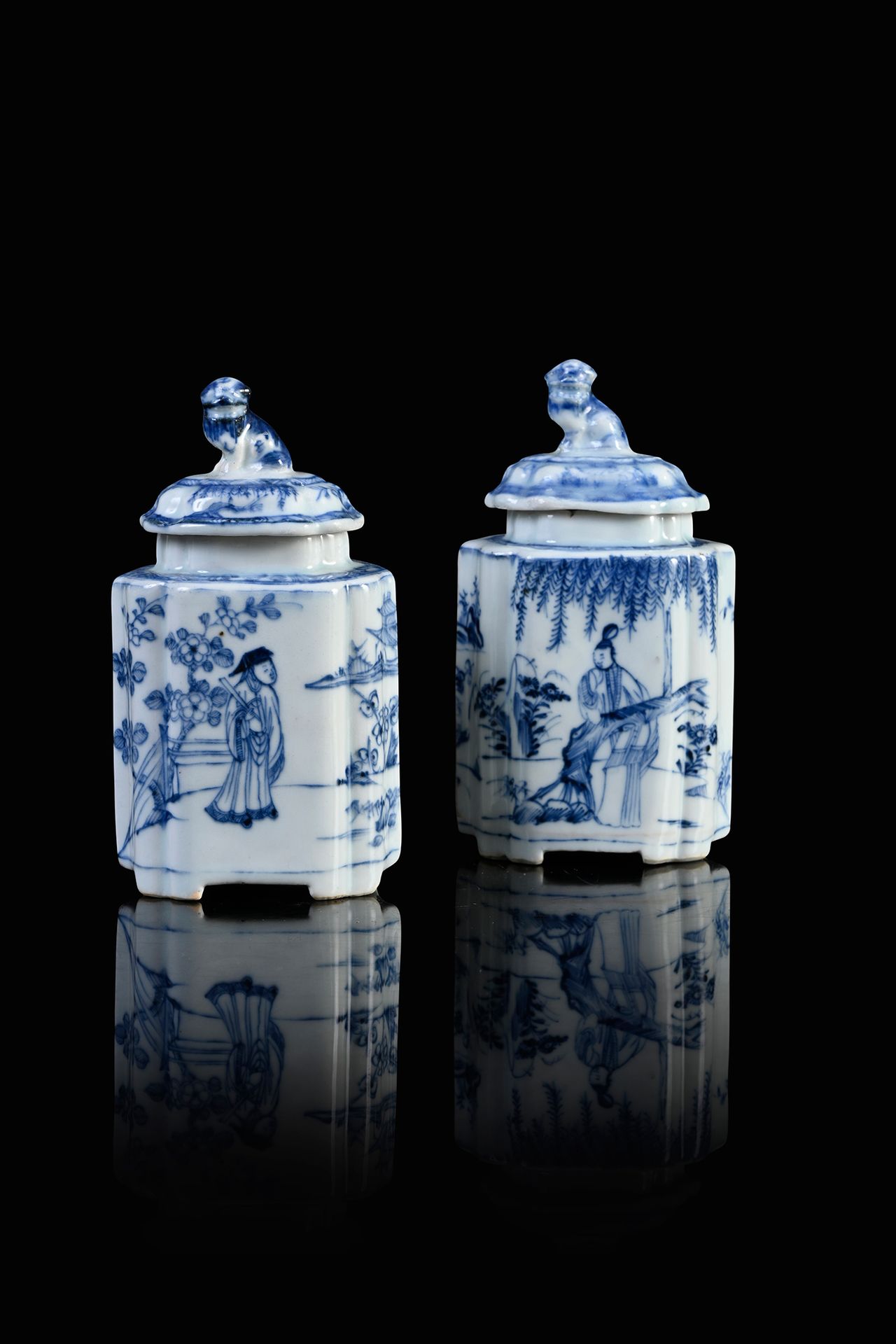 CHINE, XVIIIe siècle* Paire de pots à thé en porcelaine
Présentant un décor en b&hellip;
