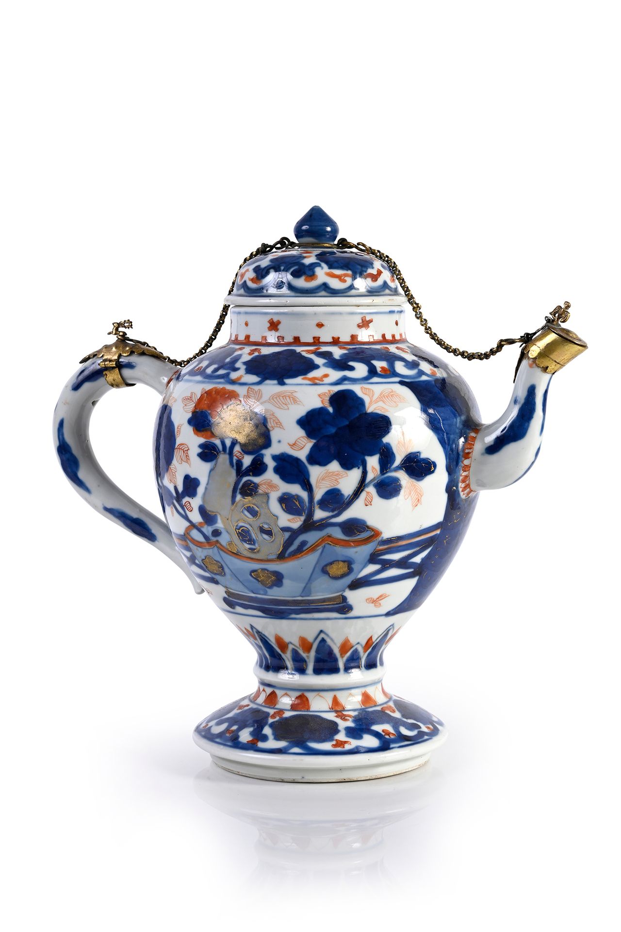 CHINE, XVIIIe siècle* 伊万里瓷器茶壶
安装在一个高脚上，用钴蓝，铁红和黄金装饰的花盆，有镀金的金属框架。
高度：34厘米