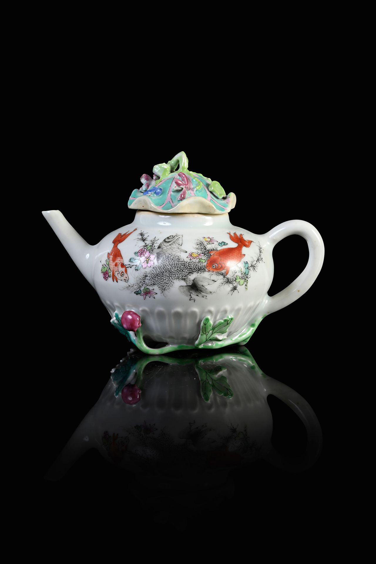 CHINE, XVIIIe siècle* Petite théière en porcelaine
A panse globulaire, bec droit&hellip;