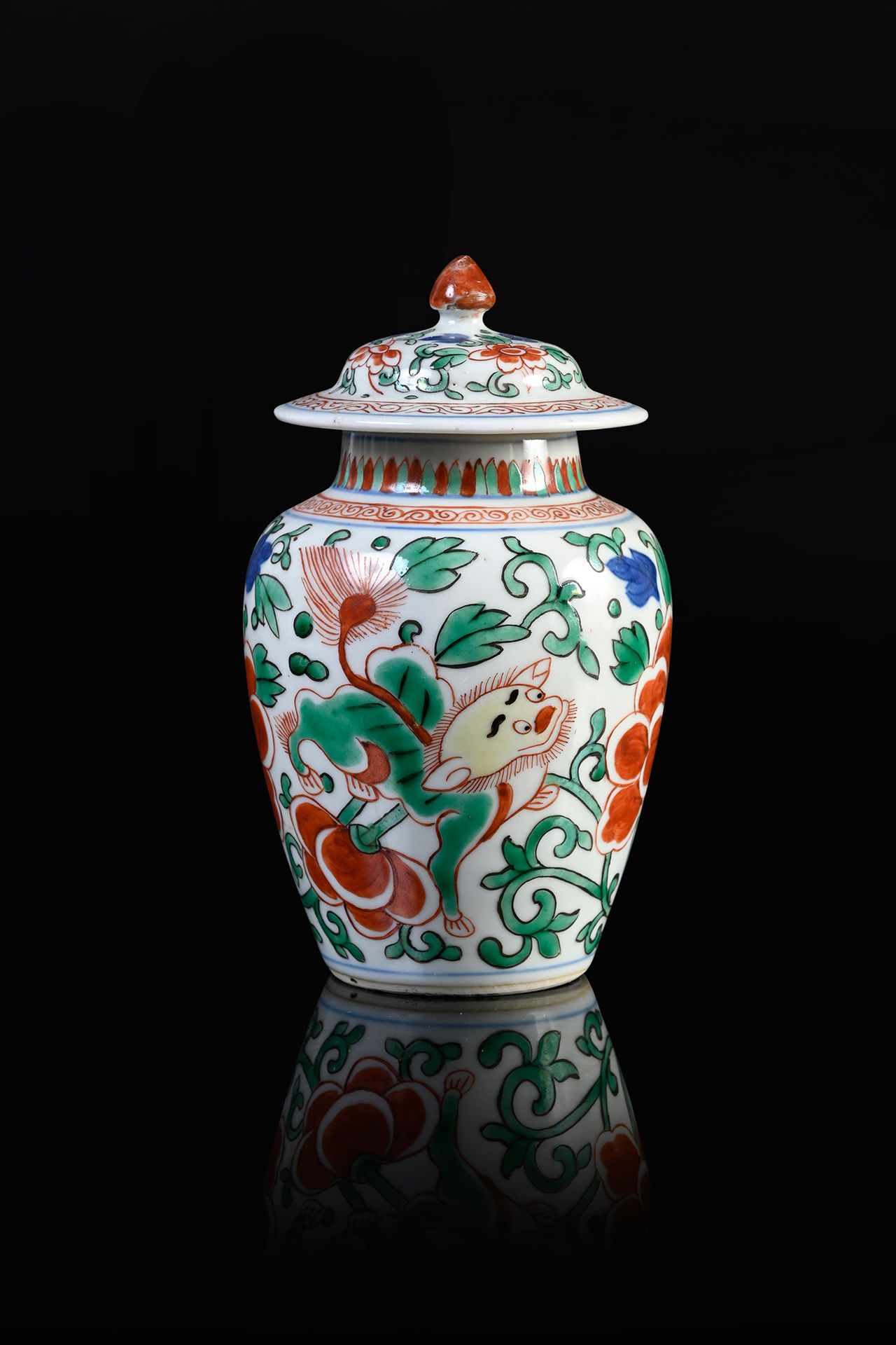 CHINE, XVIIe siècle* 小瓷盖花瓶
以五彩珐琅彩装饰的花中奇美。
高度：16厘米
手柄处有小的修复痕迹