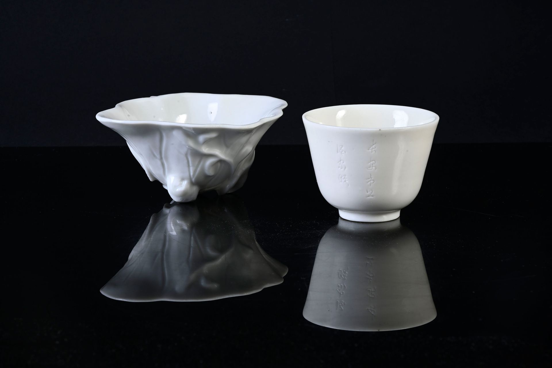 CHINE, Époque Kangxi, XVIIIe siècle 两只德化瓷碗
一个装在脚上，直壁在开口处略微外翻，刻有诗句的装饰，另一个采取荷叶的形式。&hellip;