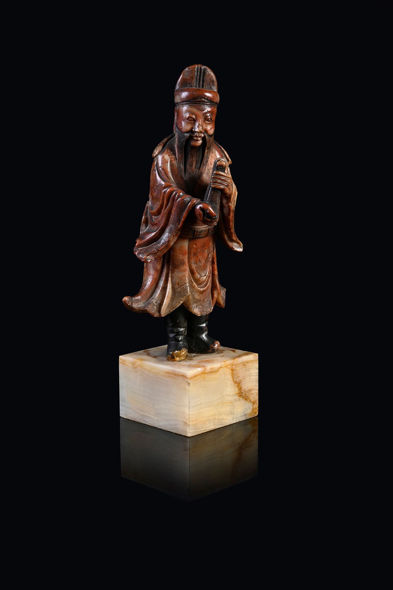 CHINE, fin du XVIIIe - début du XIXe siècle 硬玉雕像代表一个站在四角玛瑙底座上的政要，他的衣服上有雕刻的装饰。
高度&hellip;