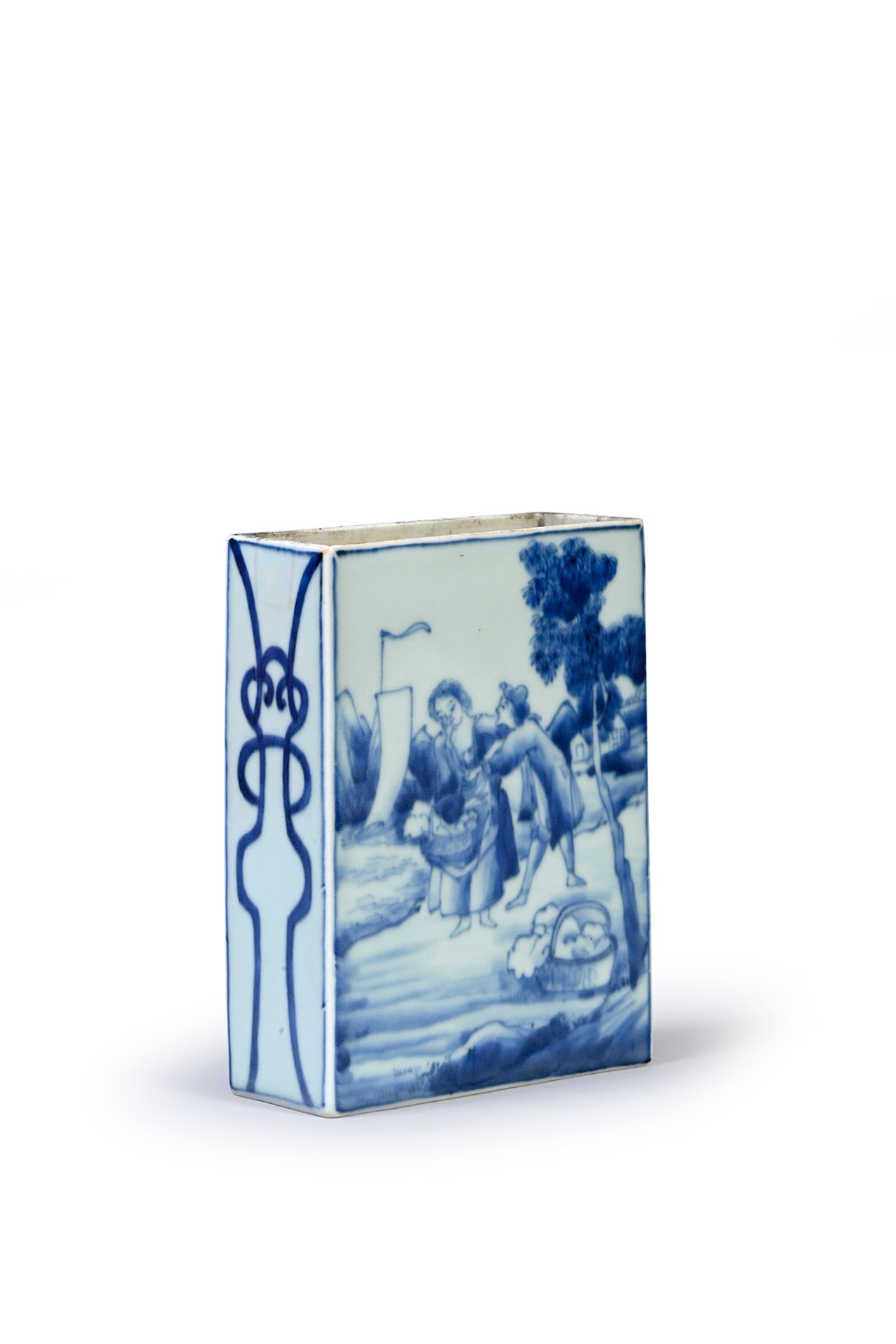 CHINE, dans le style du XVIIIe siècle 一个长方形的瓷瓶，一边是青花装饰的外国人物，可能是荷兰人。
一面是一对拿着篮子的农民&hellip;