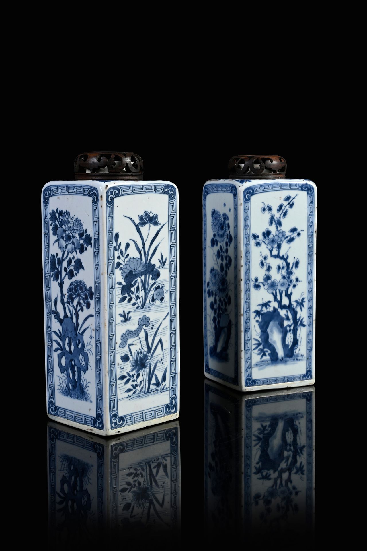 CHINE, XVIIIe siècle* 一对瓷器花瓶
方形侧面，侧面装饰有蓝色和白色交替的季节性花朵，花瓶周围有希腊的楣饰，有雕刻和镂空的木盖。
高度：22&hellip;