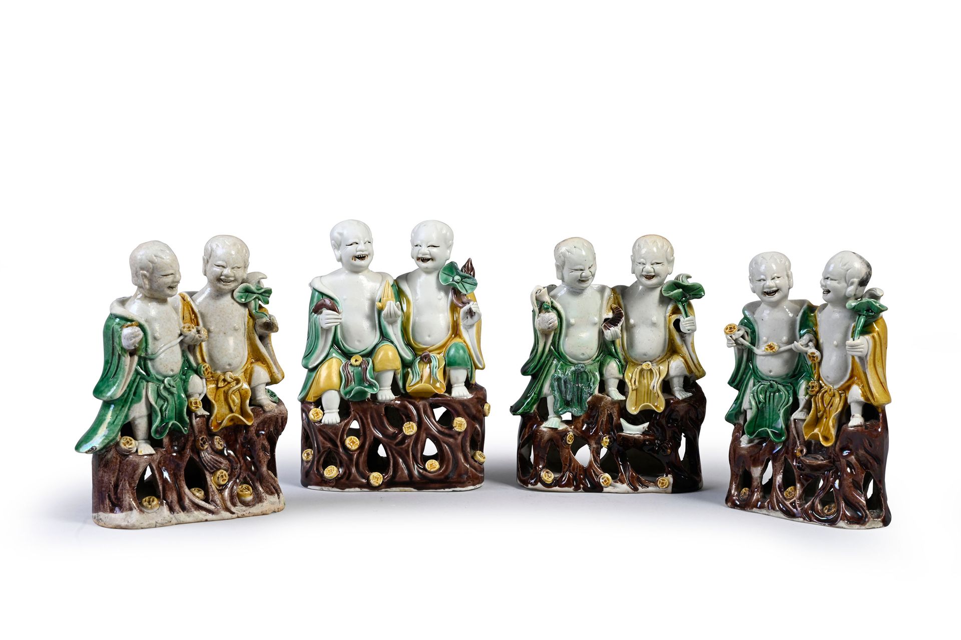 CHINE, XVIIIe siècle* Set di quattro gruppi in porcellana
Smalto tricolore "Sanc&hellip;