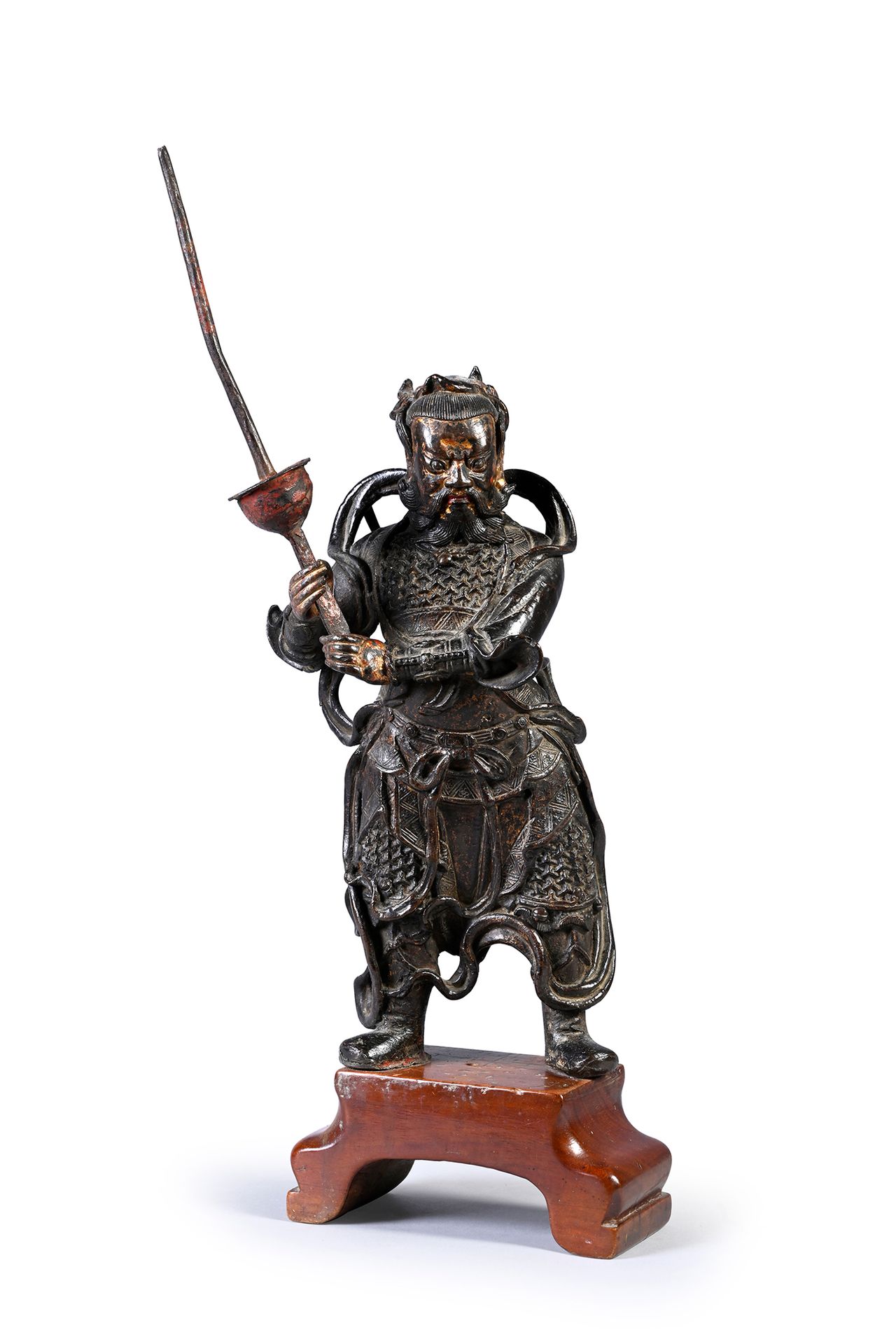 CHINE, XVIIe siècle Élégante statuette de gardien en bronze laqué, représenté de&hellip;