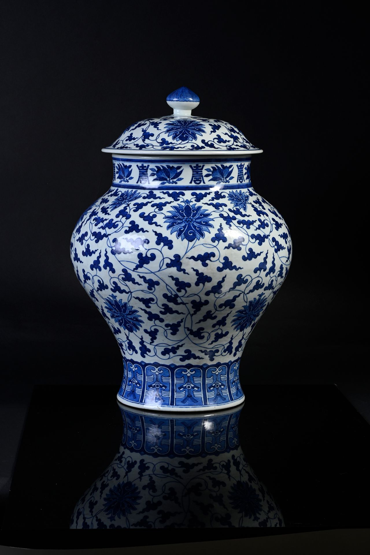 CHINE, Marque et époque Xuantong (1909-1912) 大型有盖瓷器花瓶
弧形底座，宽体，高隆起的肩部，宽而短的颈部，圆拱形的&hellip;