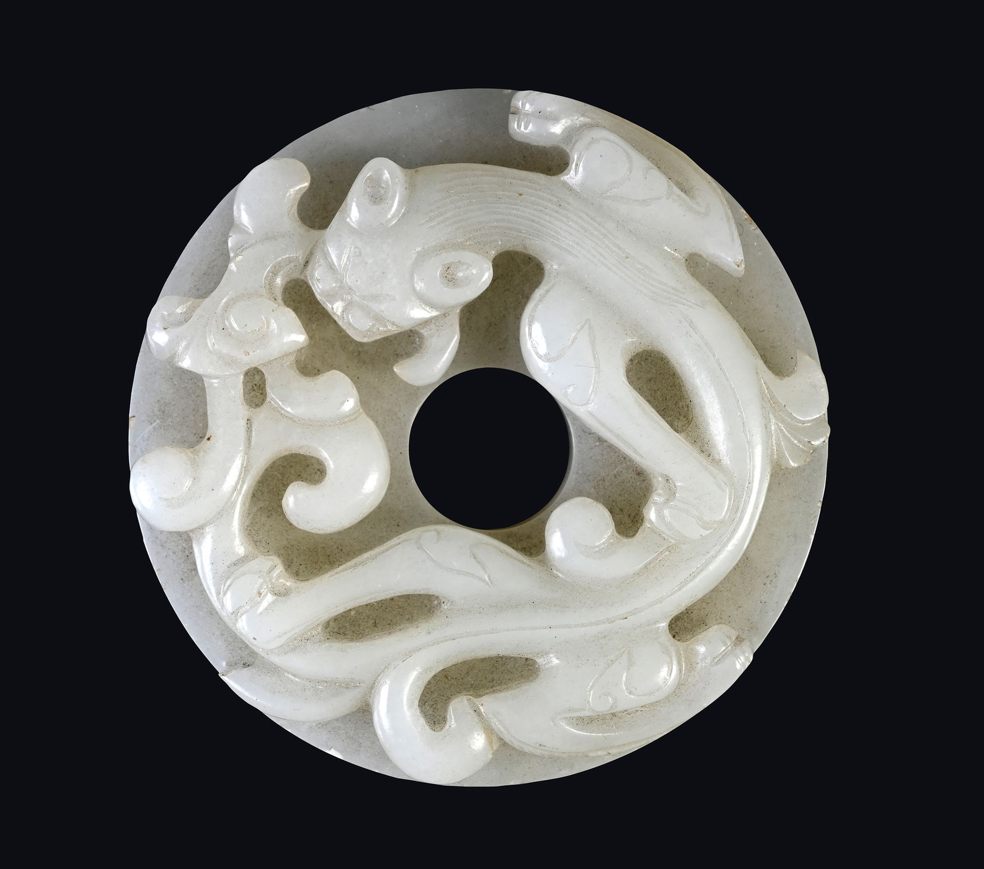 CHINE, XVIIIe siècle Médaillon prenant la forme d'un disque bi en jade céladon, &hellip;